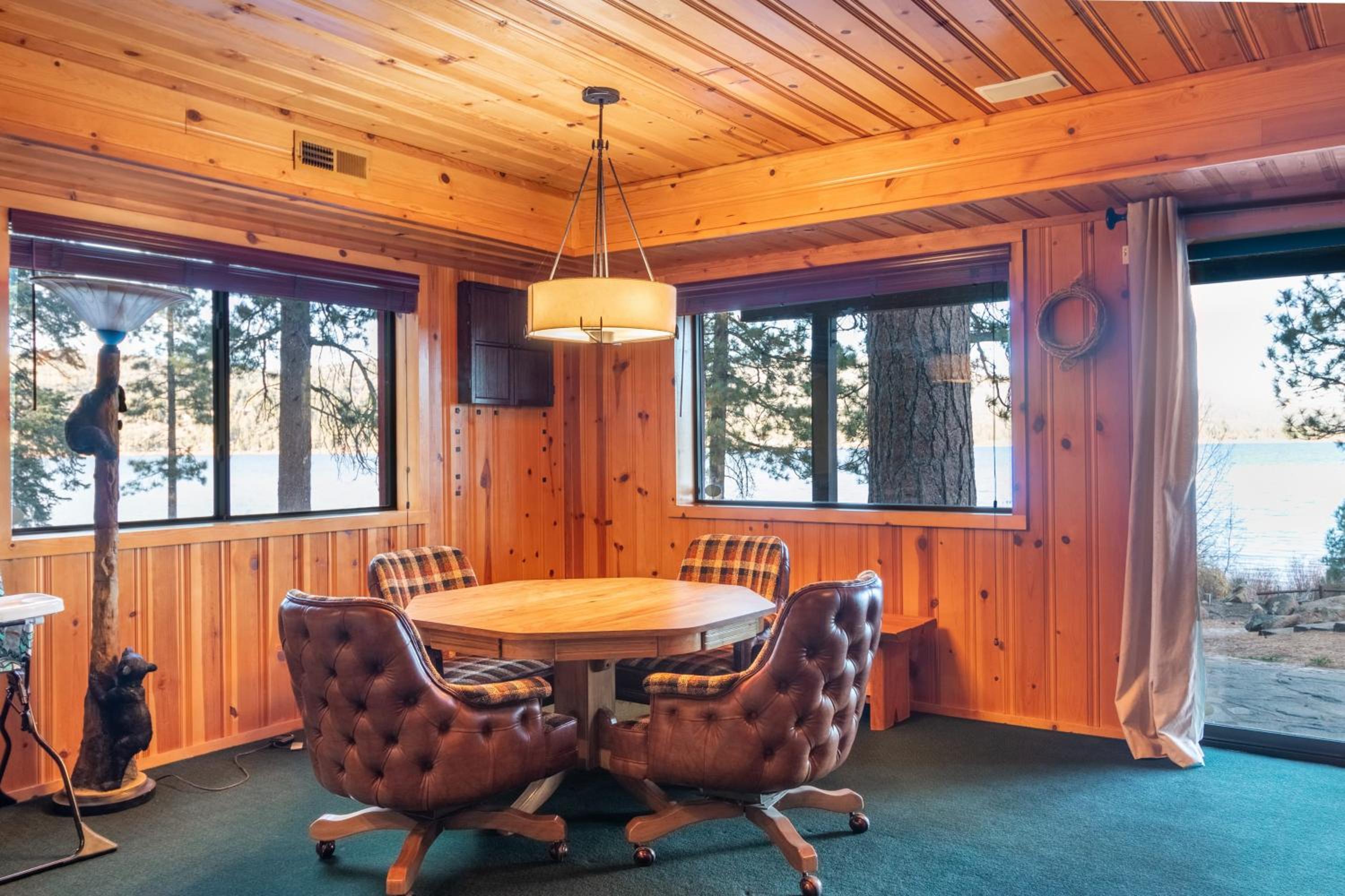 Shoreline Lakehouse by AvantStay Majestic Lakefront Cabin w Hot Tub Fire Pit
