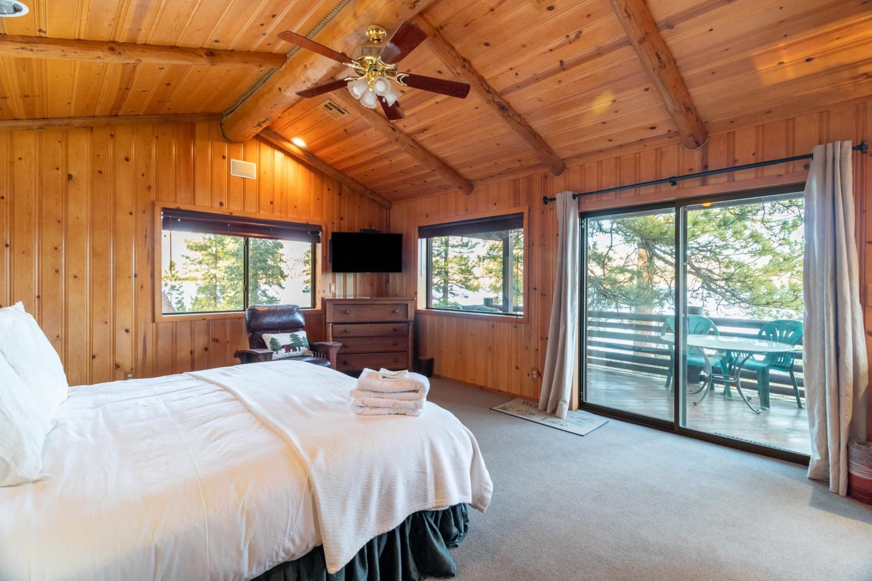 Shoreline Lakehouse by AvantStay Majestic Lakefront Cabin w Hot Tub Fire Pit