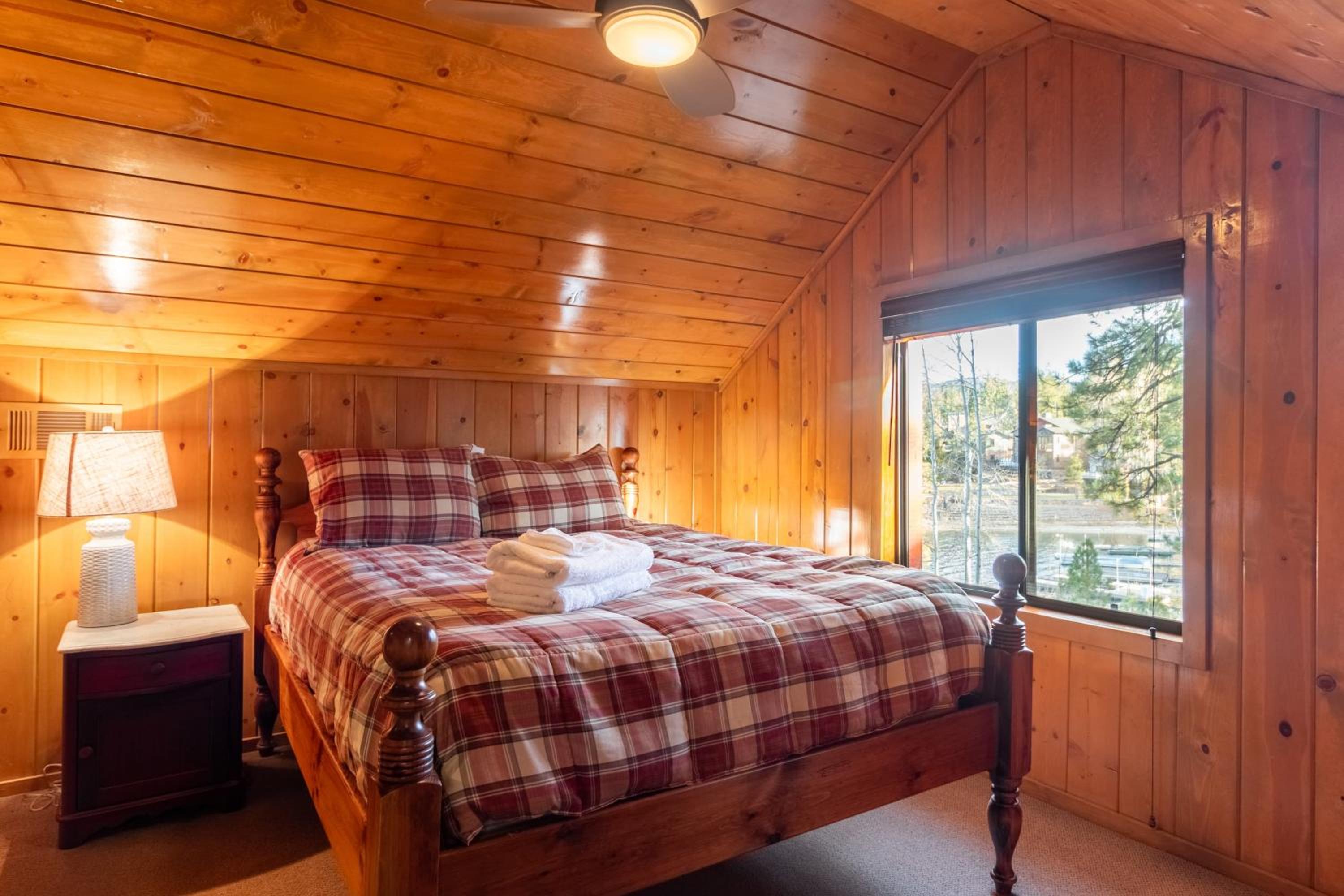 Shoreline Lakehouse by AvantStay Majestic Lakefront Cabin w Hot Tub Fire Pit