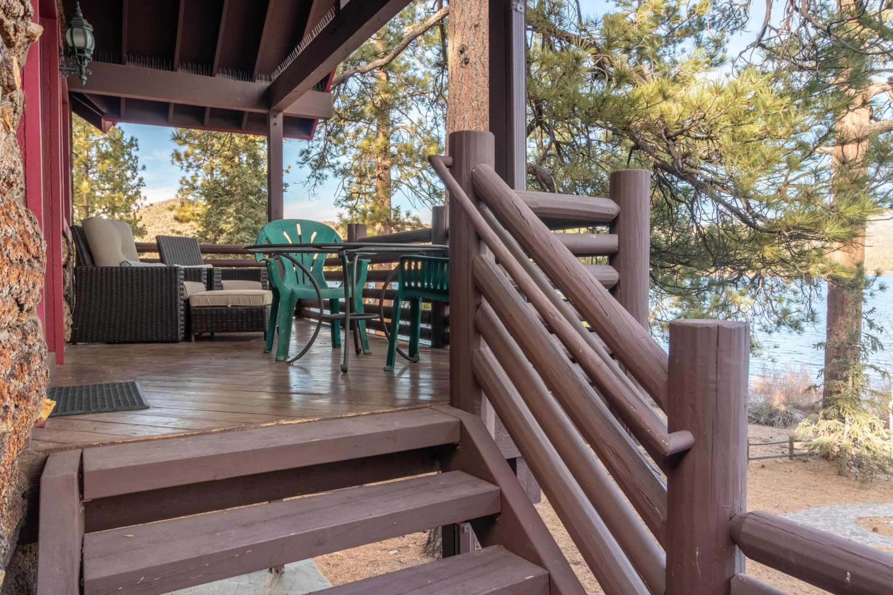 Shoreline Lakehouse by AvantStay Majestic Lakefront Cabin w Hot Tub Fire Pit