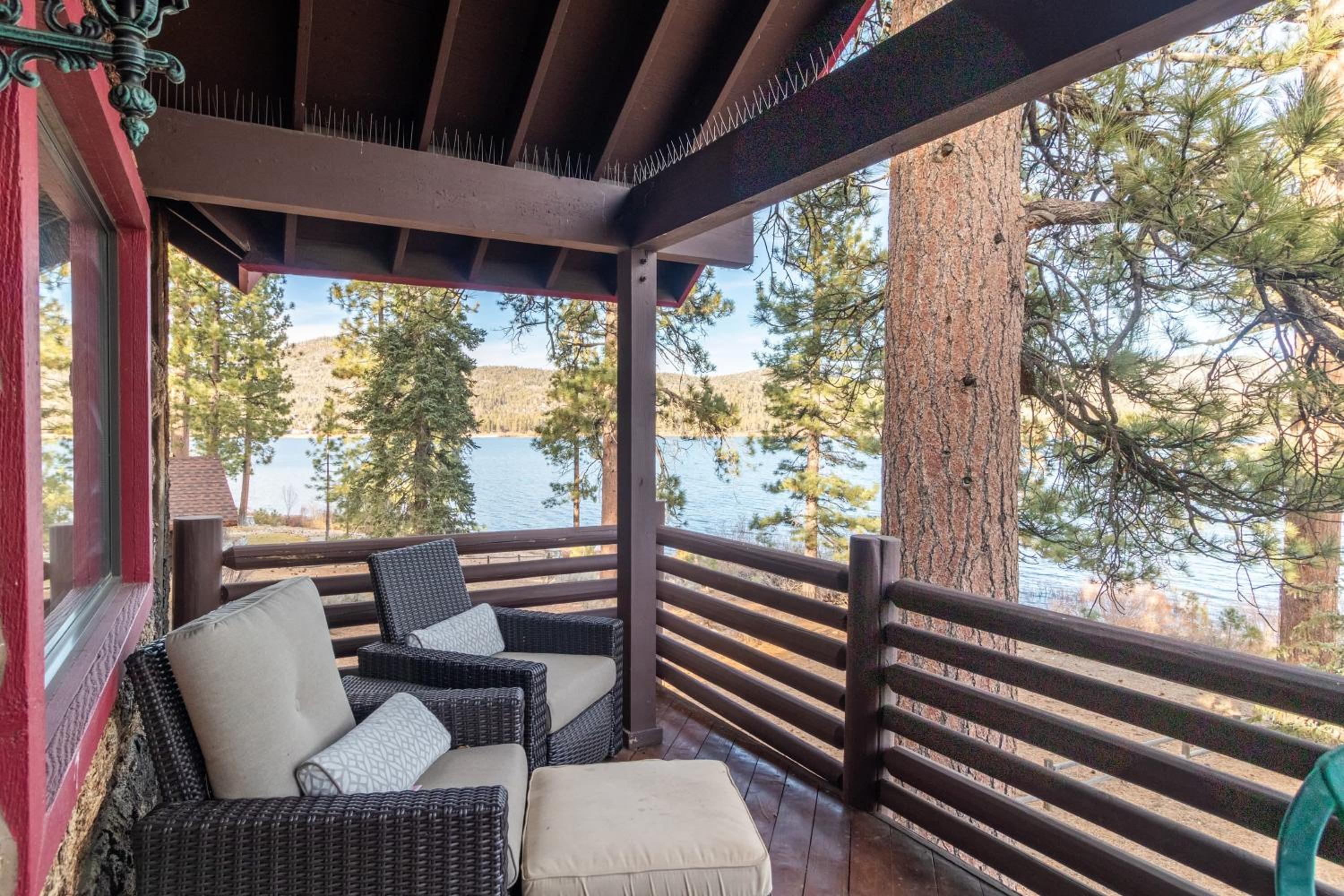 Shoreline Lakehouse by AvantStay Majestic Lakefront Cabin w Hot Tub Fire Pit