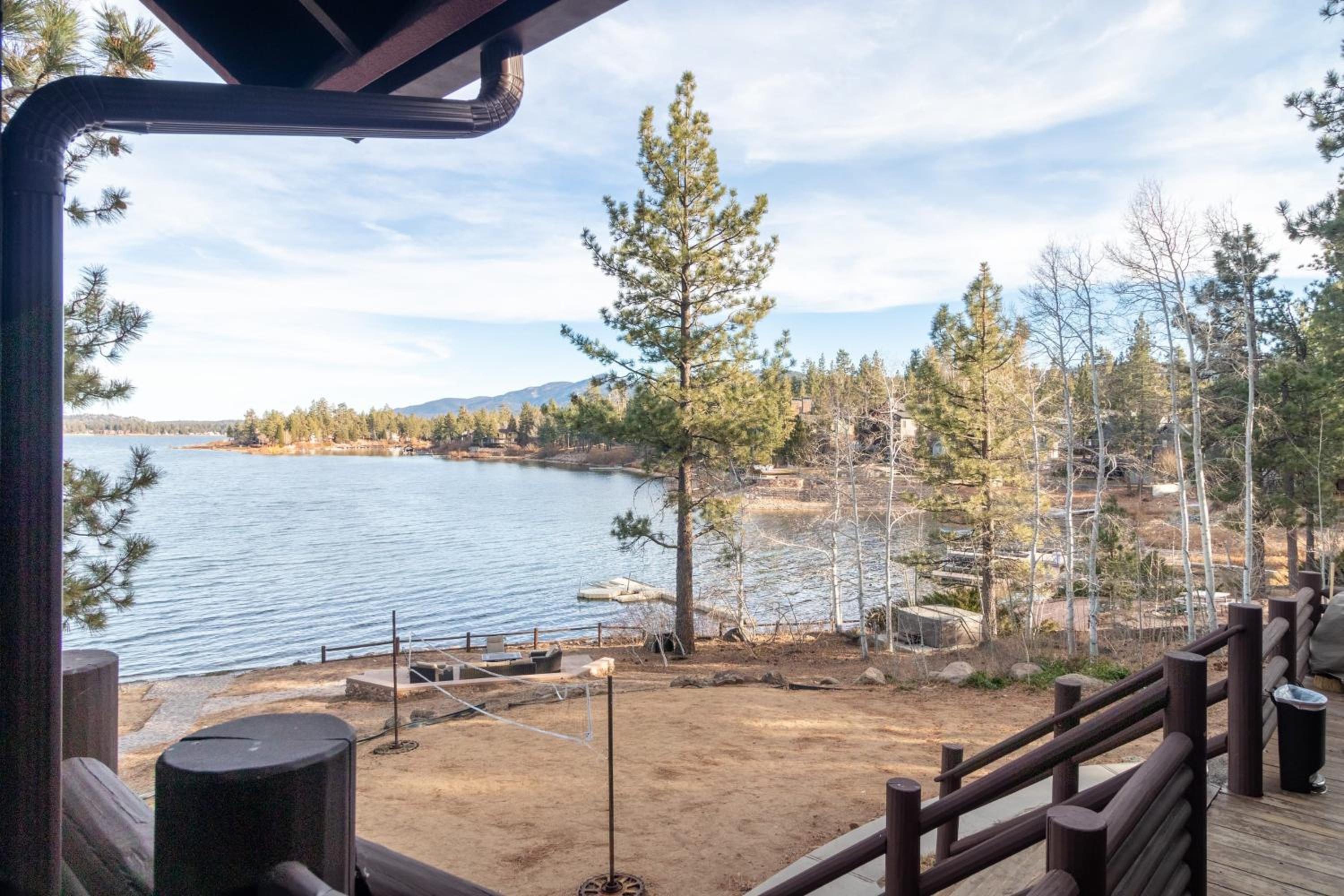 Shoreline Lakehouse by AvantStay Majestic Lakefront Cabin w Hot Tub Fire Pit