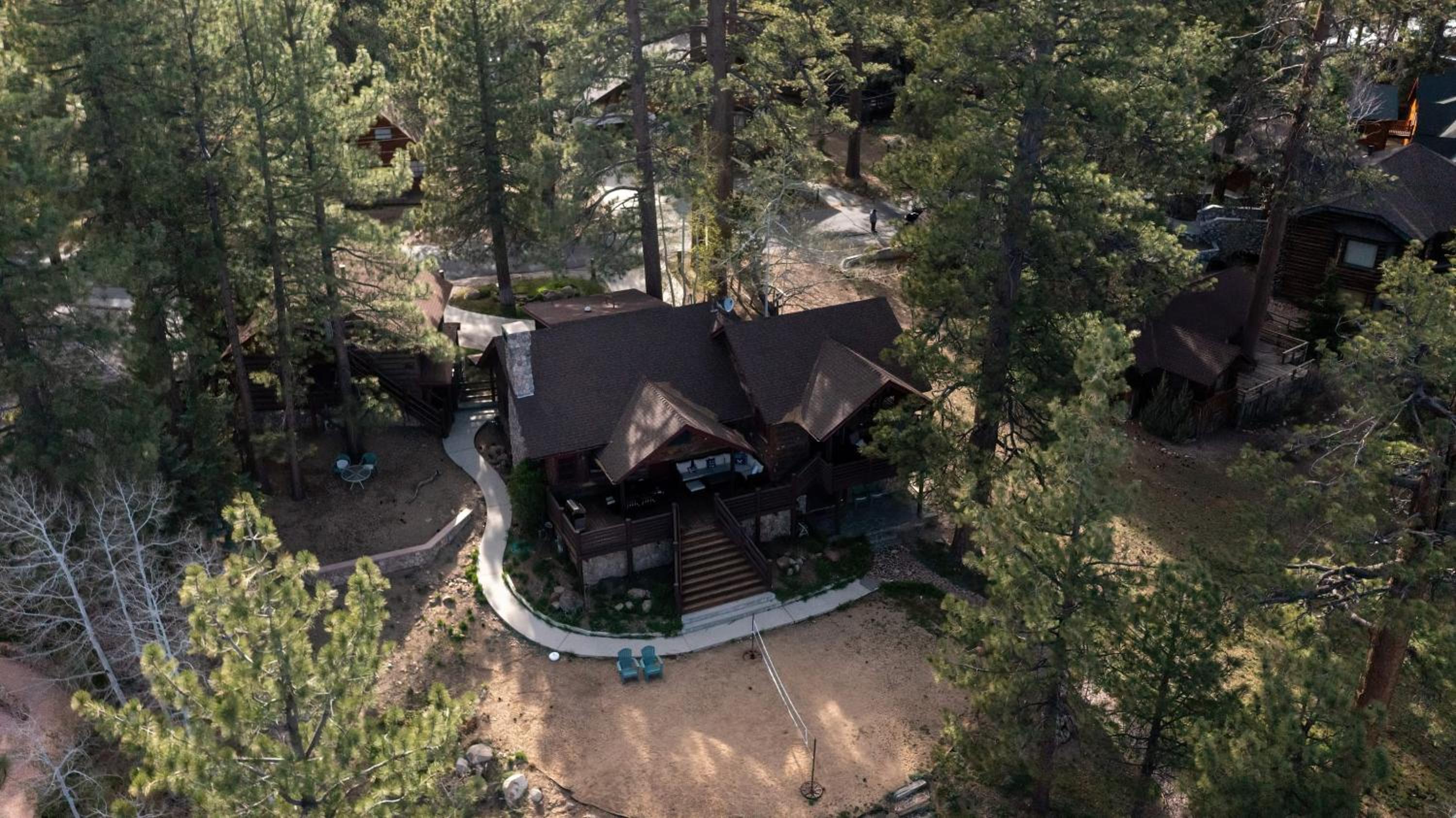 Shoreline Lakehouse by AvantStay Majestic Lakefront Cabin w Hot Tub Fire Pit