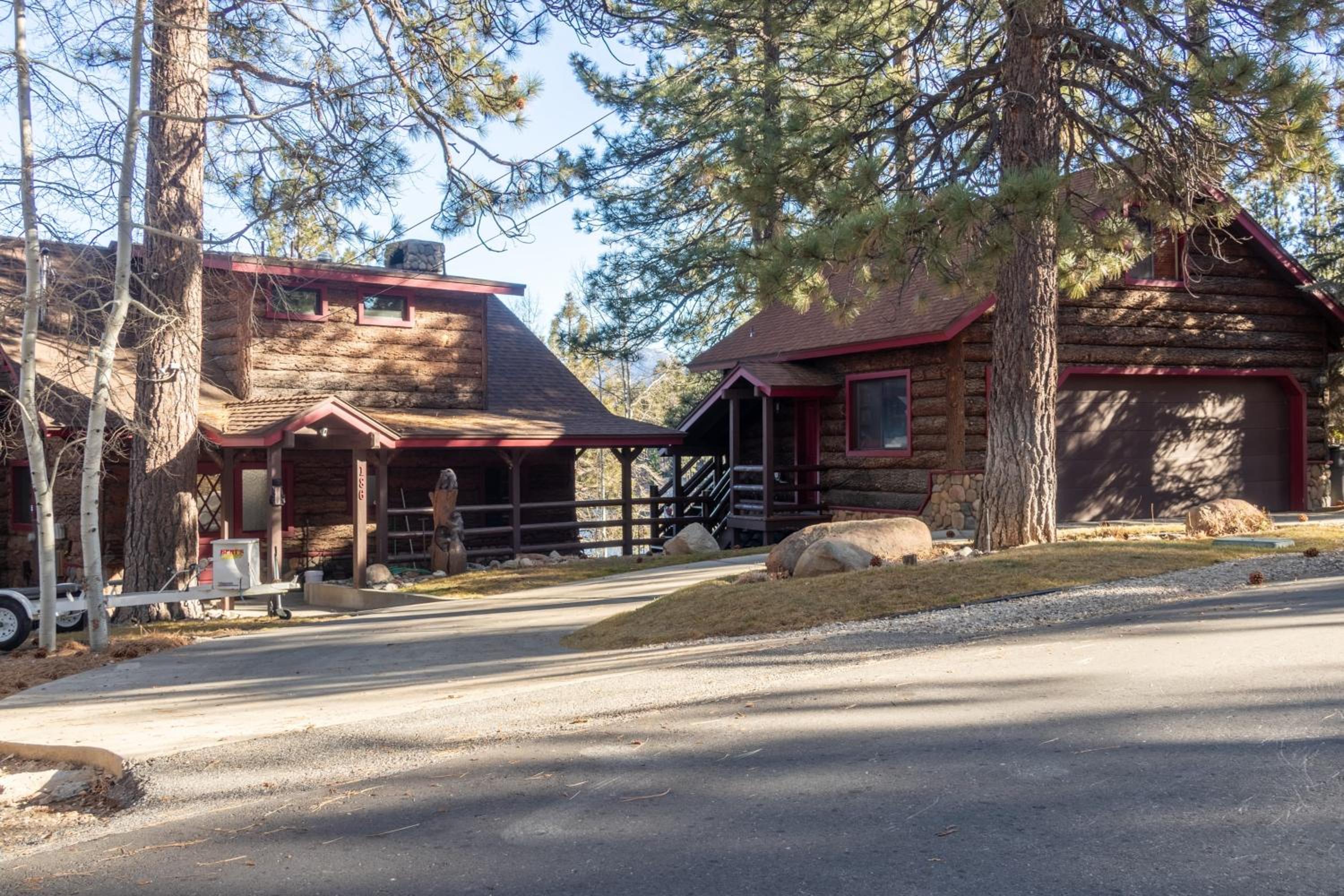Shoreline Lakehouse by AvantStay Majestic Lakefront Cabin w Hot Tub Fire Pit