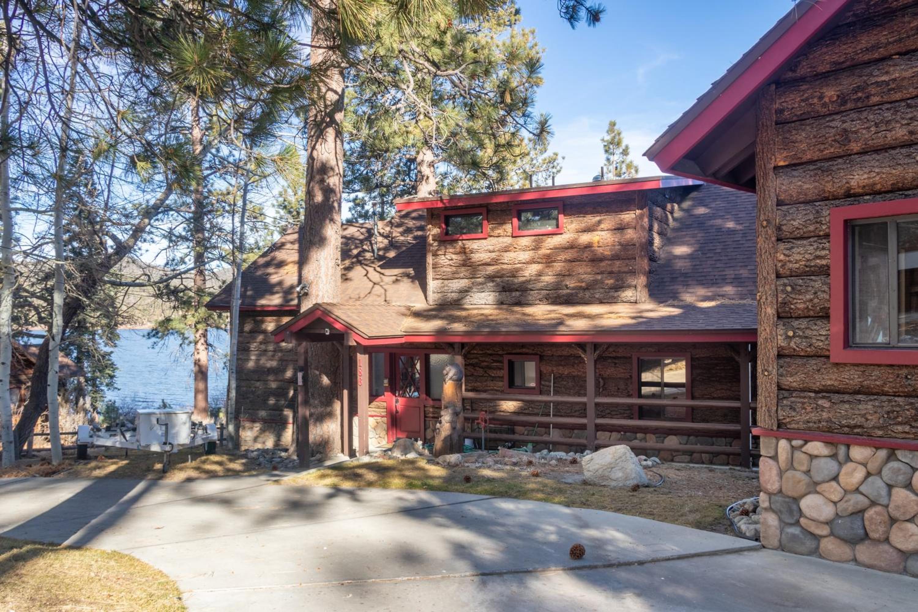 Shoreline Lakehouse by AvantStay Majestic Lakefront Cabin w Hot Tub Fire Pit