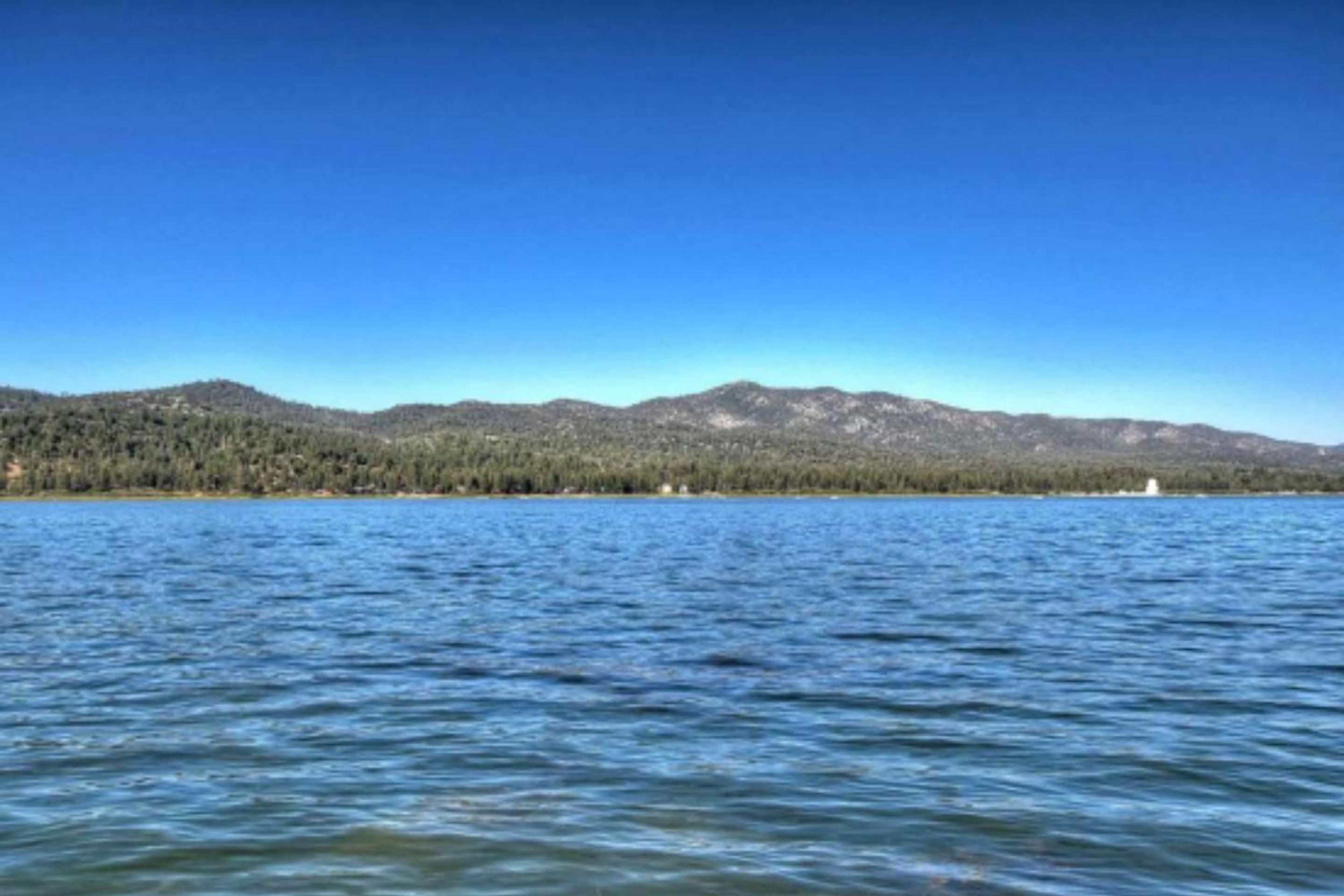 Shoreline Lakehouse by AvantStay Majestic Lakefront Cabin w Hot Tub Fire Pit