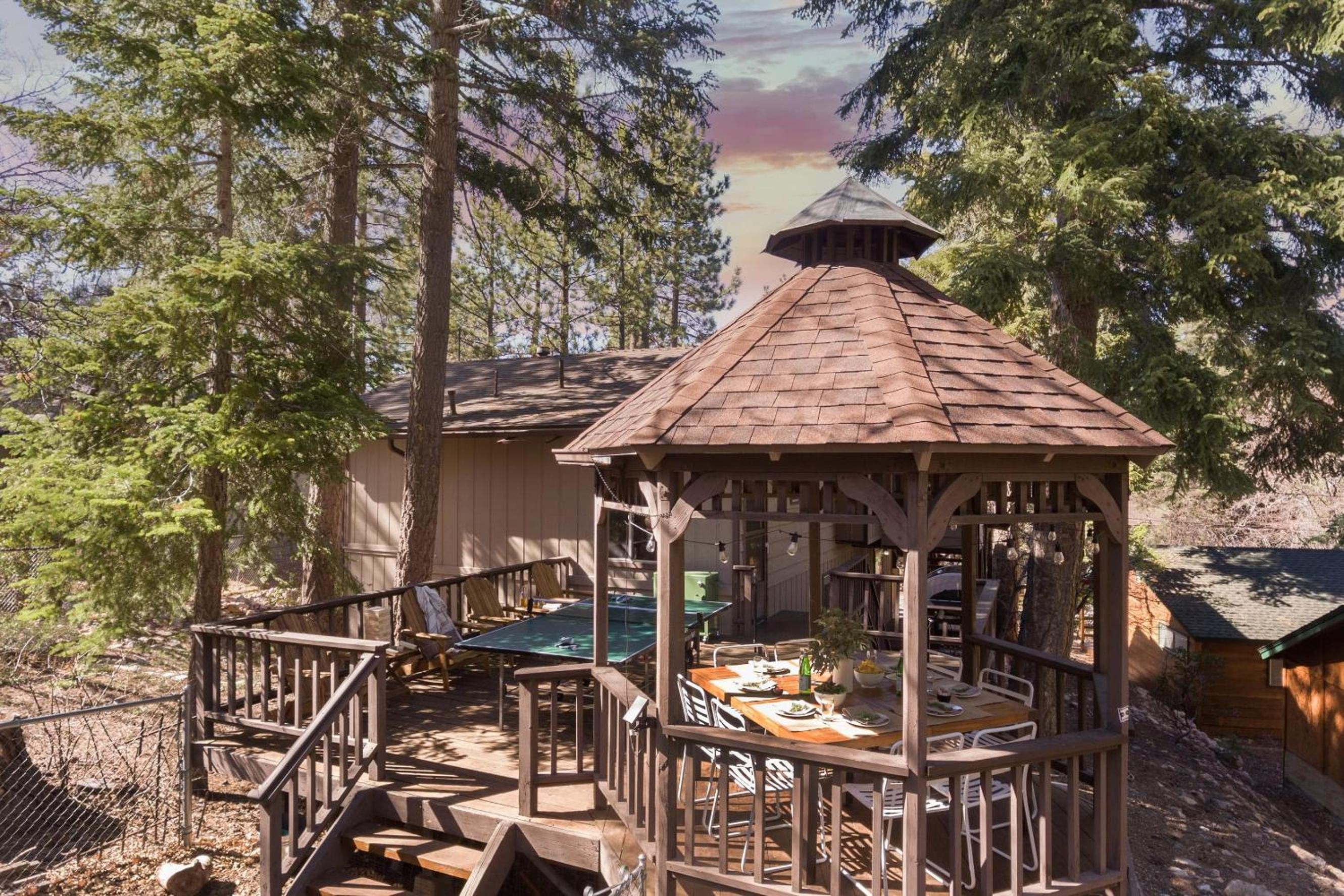 TurtleBear by AvantStay Stunning Character Cabin w Entertainers Patio Table Tennis