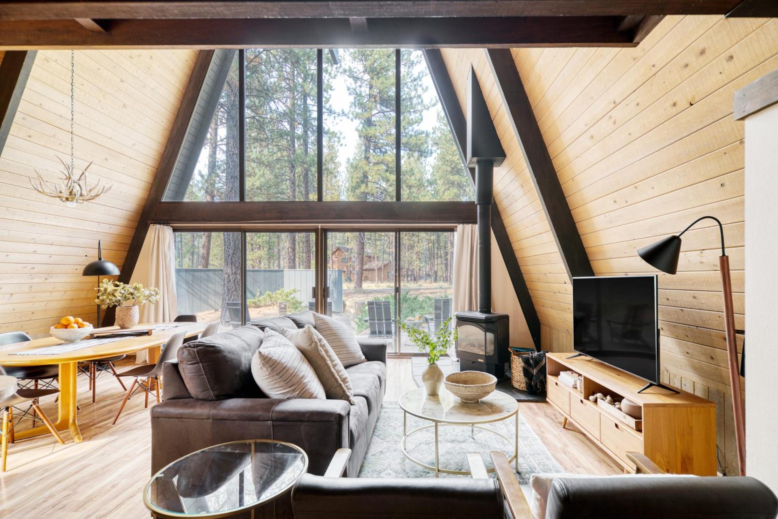 Alder by AvantStay Moody Retreat: Patio Hot Tub in Sunriver