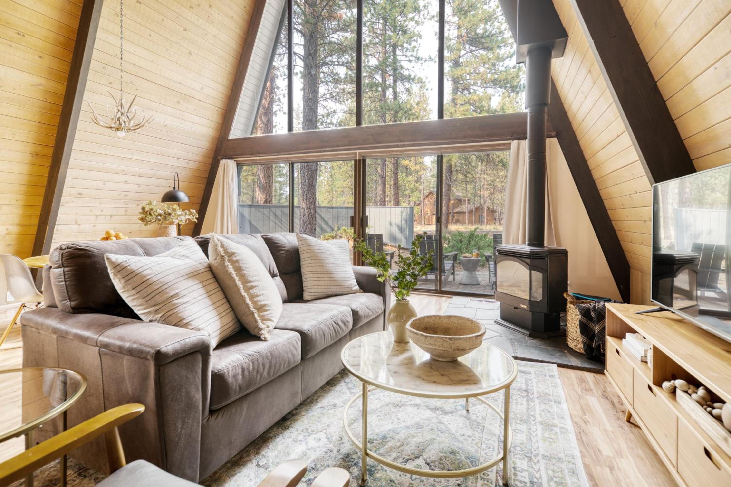 Alder by AvantStay Moody Retreat: Patio Hot Tub in Sunriver