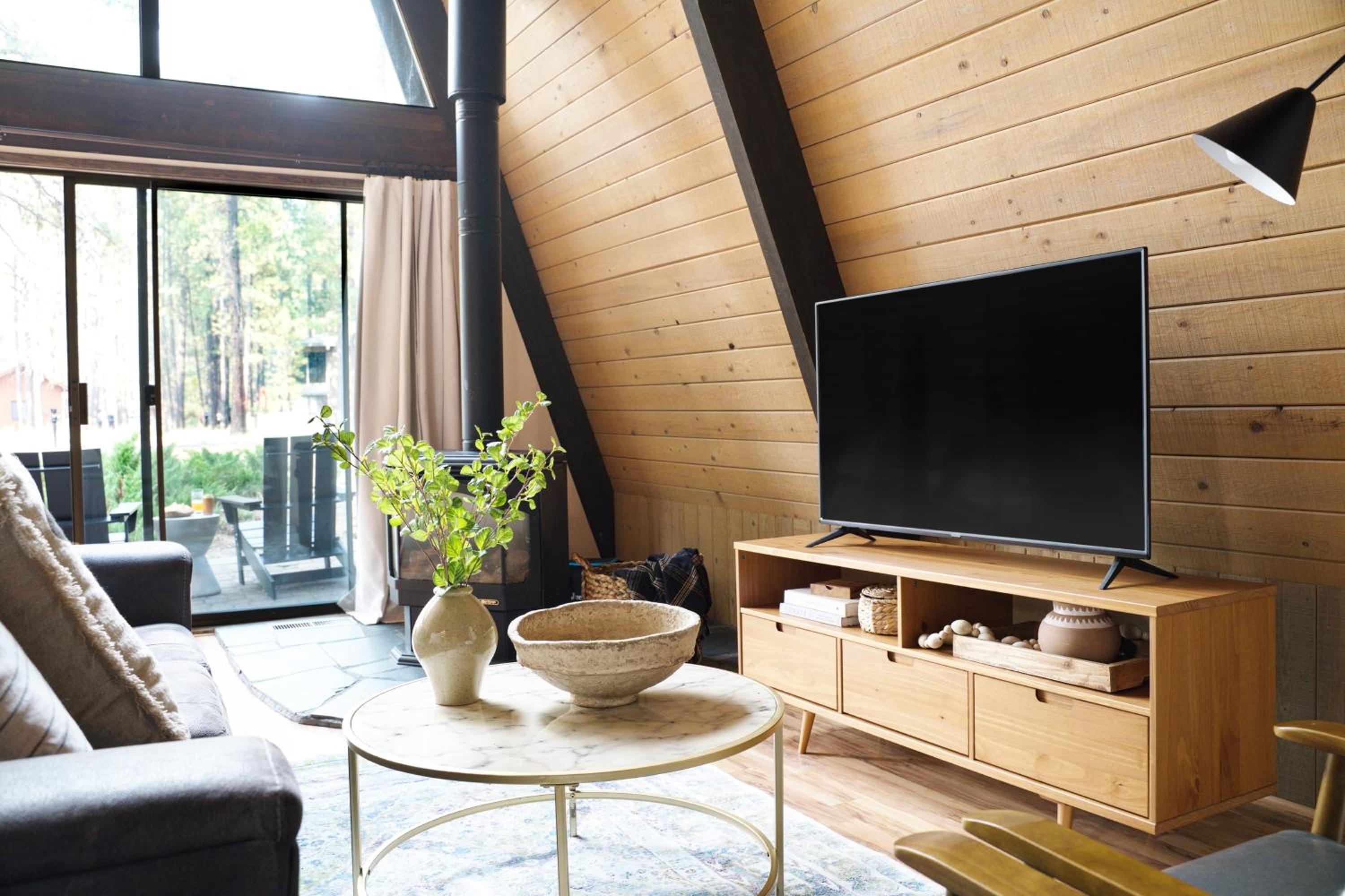 Alder by AvantStay Moody Retreat: Patio Hot Tub in Sunriver
