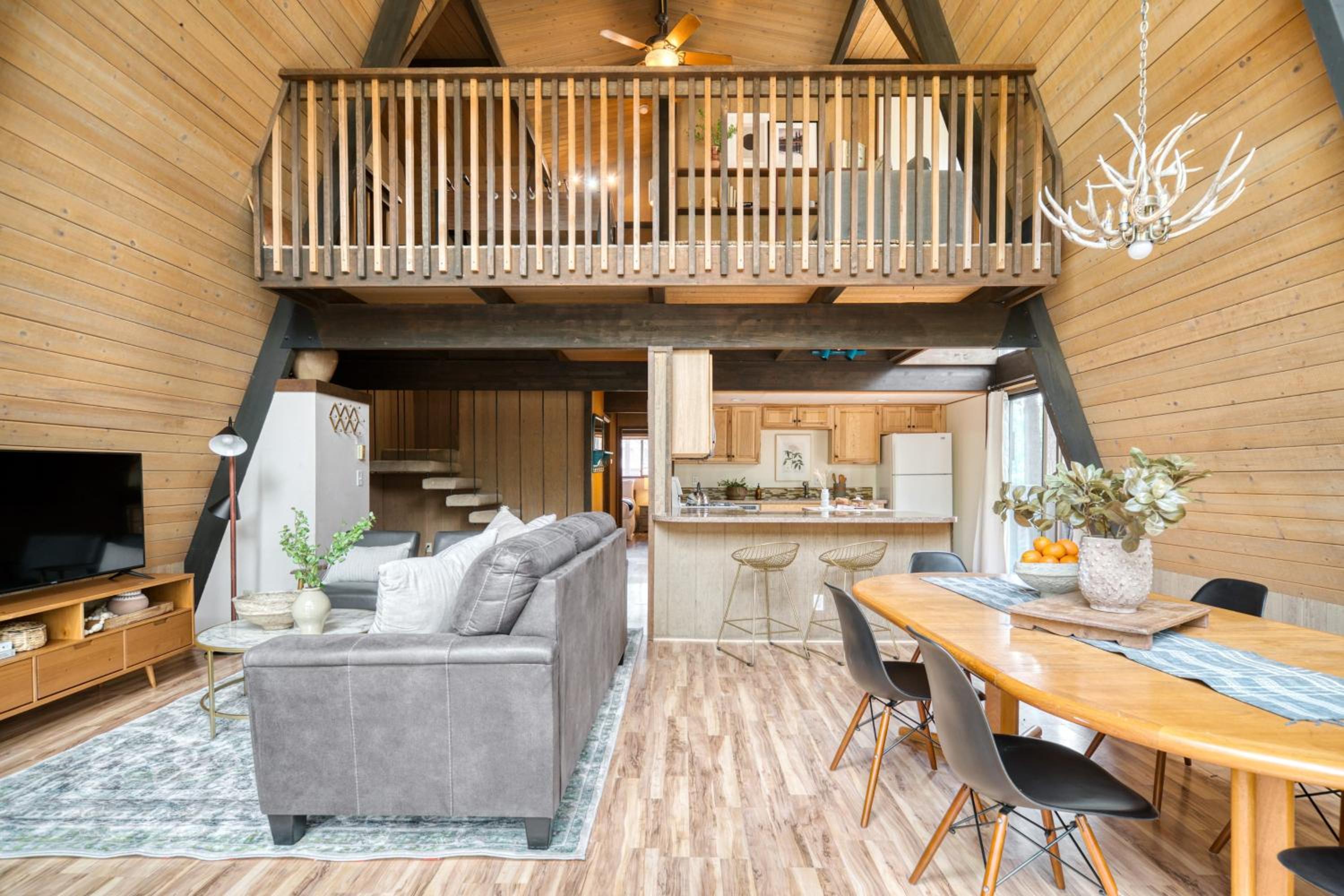 Alder by AvantStay Moody Retreat: Patio Hot Tub in Sunriver