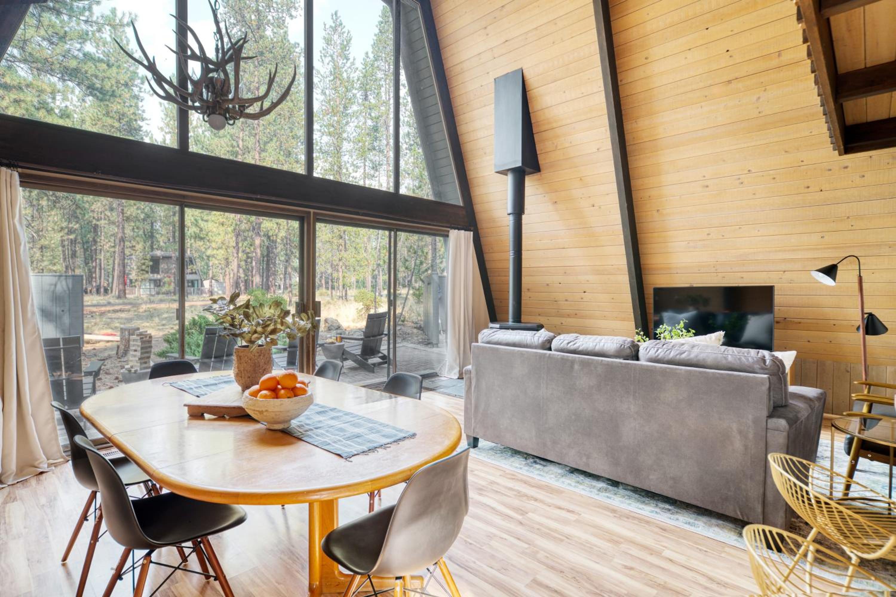 Alder by AvantStay Moody Retreat: Patio Hot Tub in Sunriver