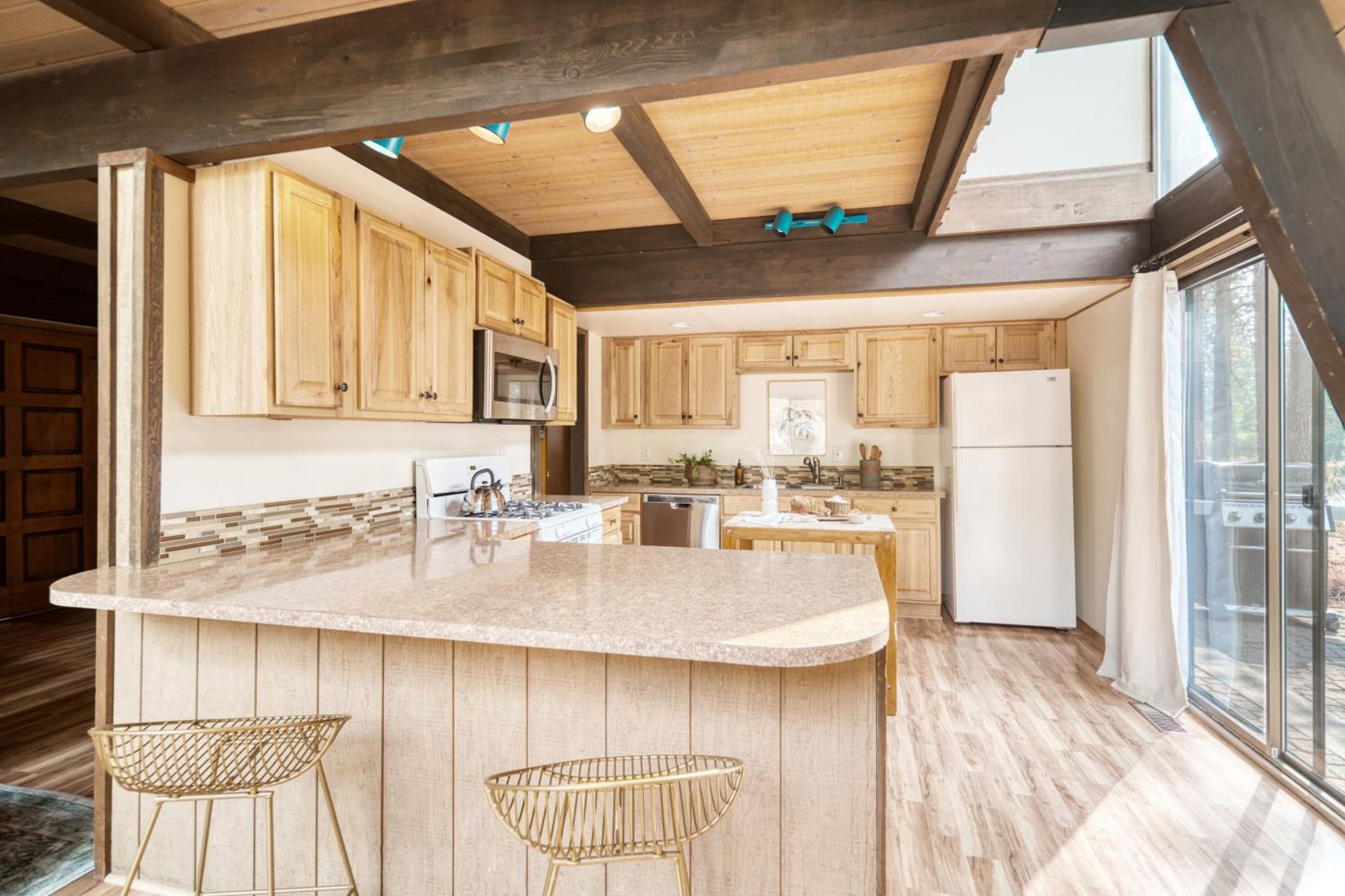 Alder by AvantStay Moody Retreat: Patio Hot Tub in Sunriver