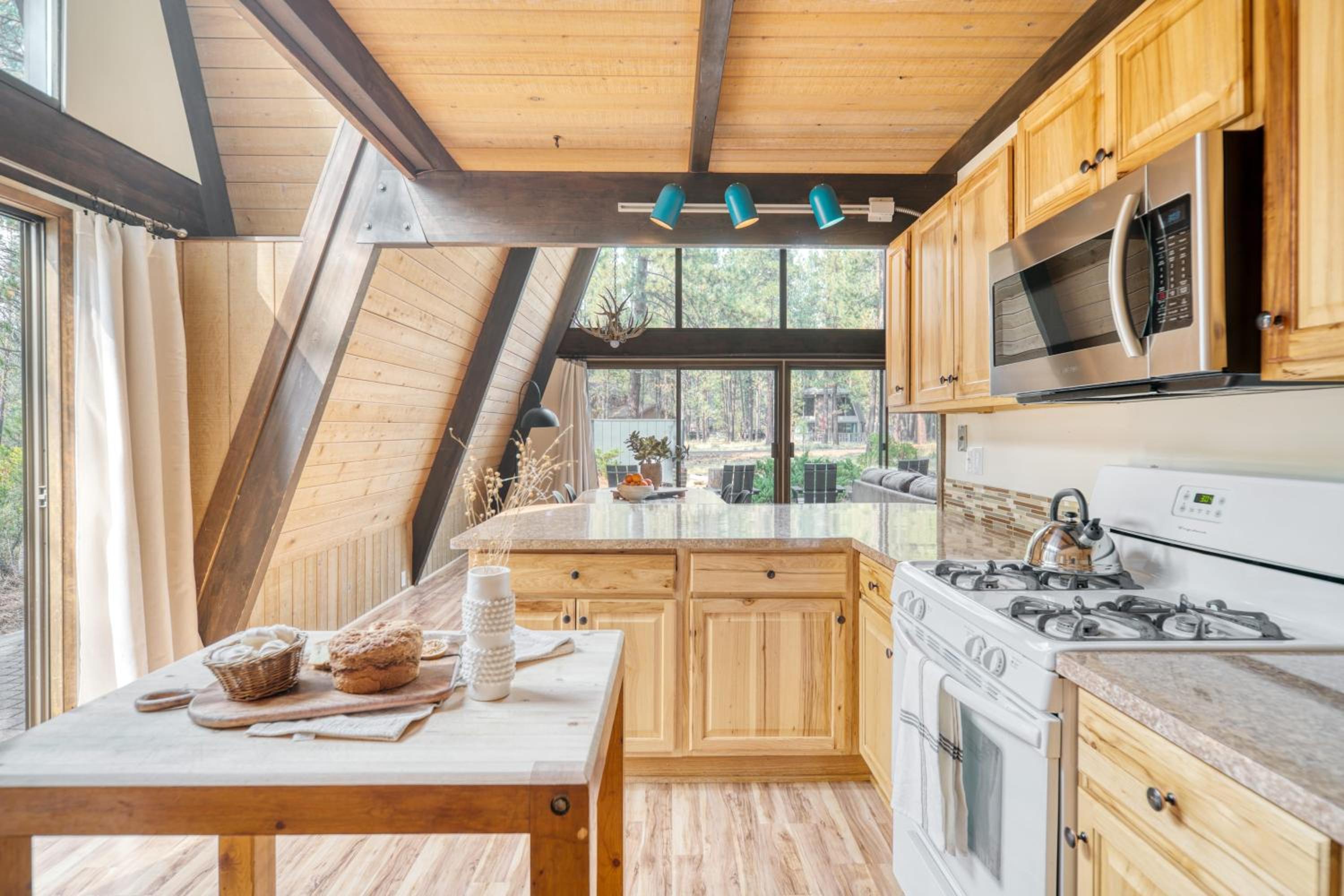 Alder by AvantStay Moody Retreat: Patio Hot Tub in Sunriver