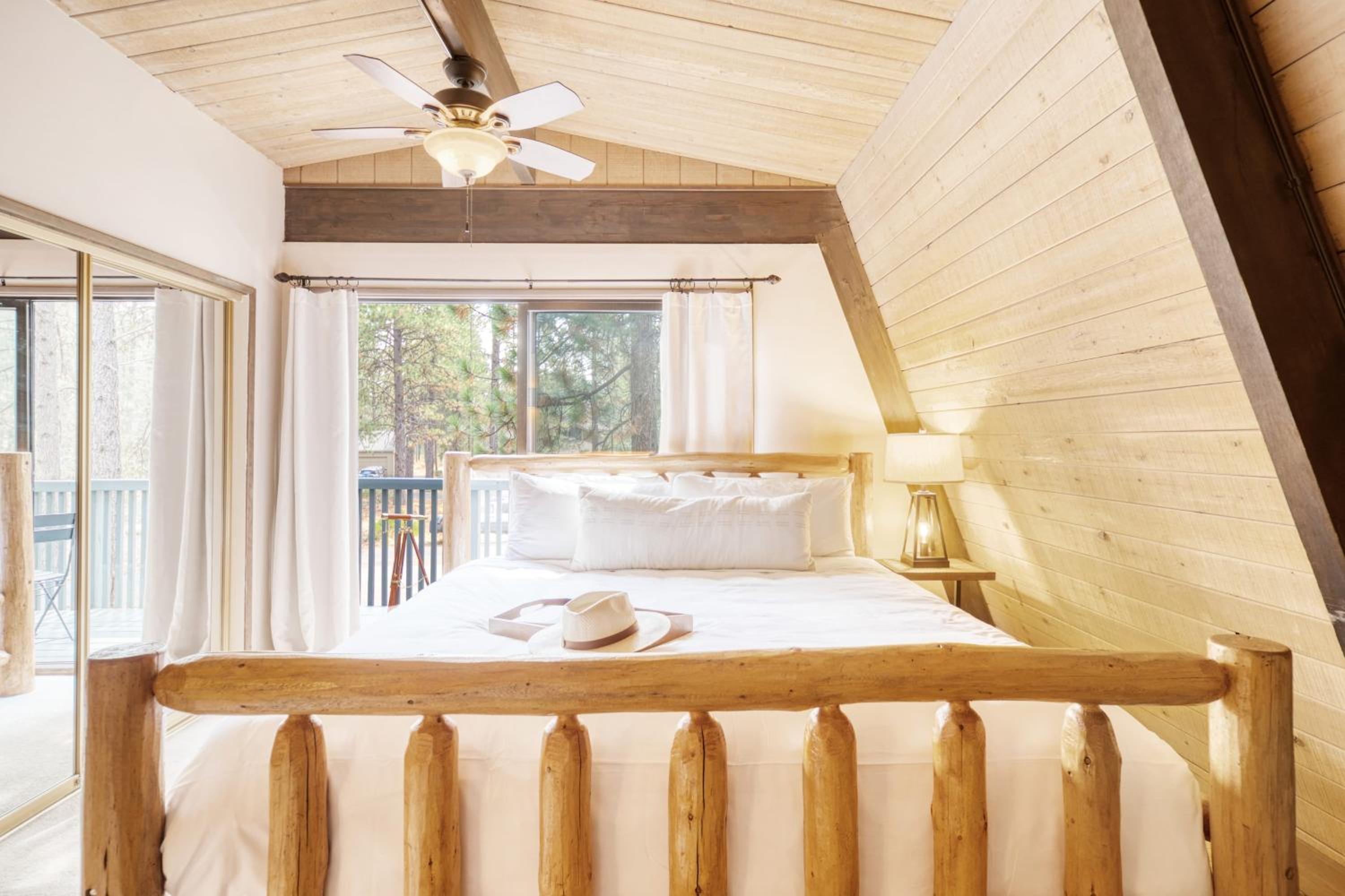 Alder by AvantStay Moody Retreat: Patio Hot Tub in Sunriver