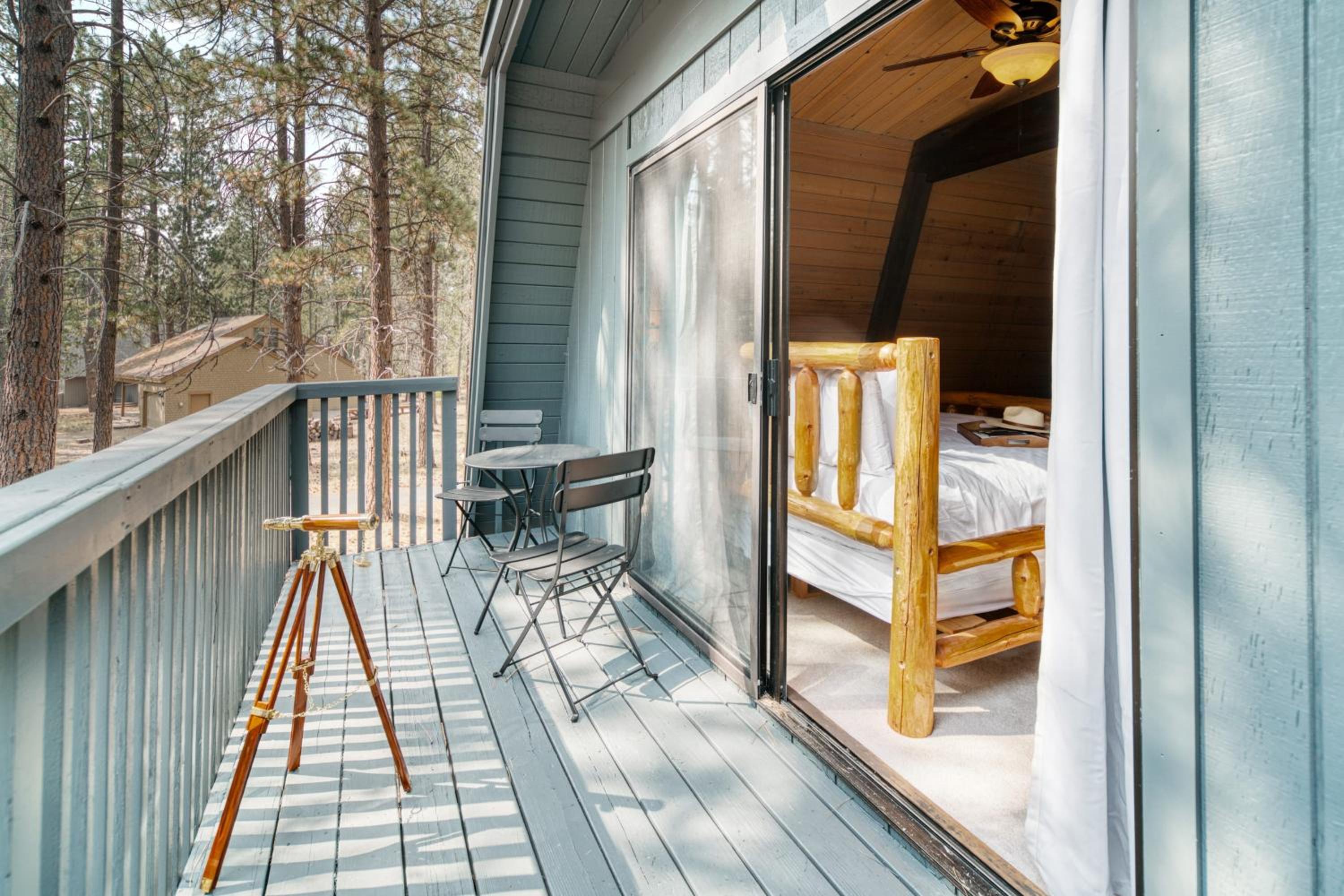 Alder by AvantStay Moody Retreat: Patio Hot Tub in Sunriver