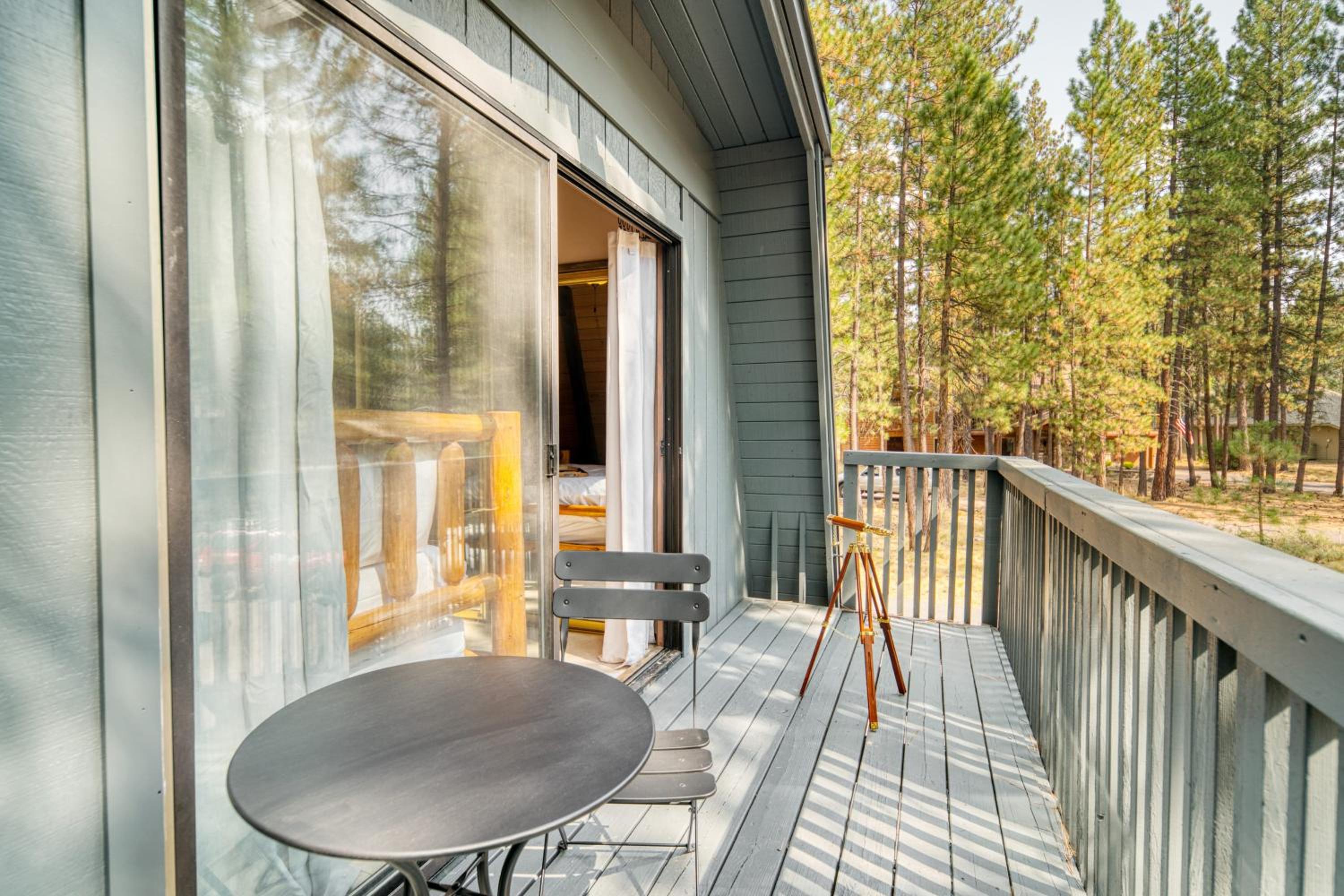 Alder by AvantStay Moody Retreat: Patio Hot Tub in Sunriver