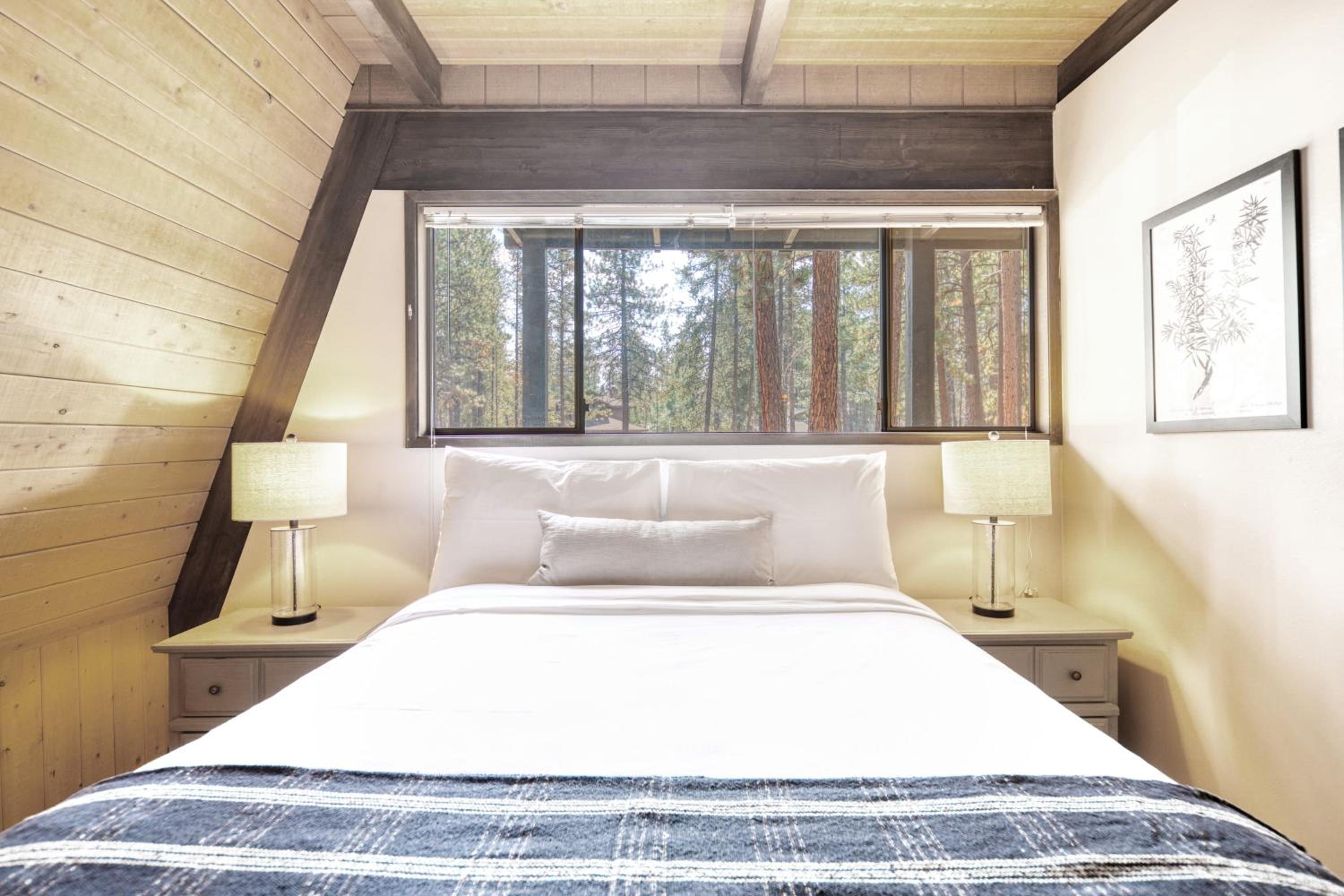 Alder by AvantStay Moody Retreat: Patio Hot Tub in Sunriver