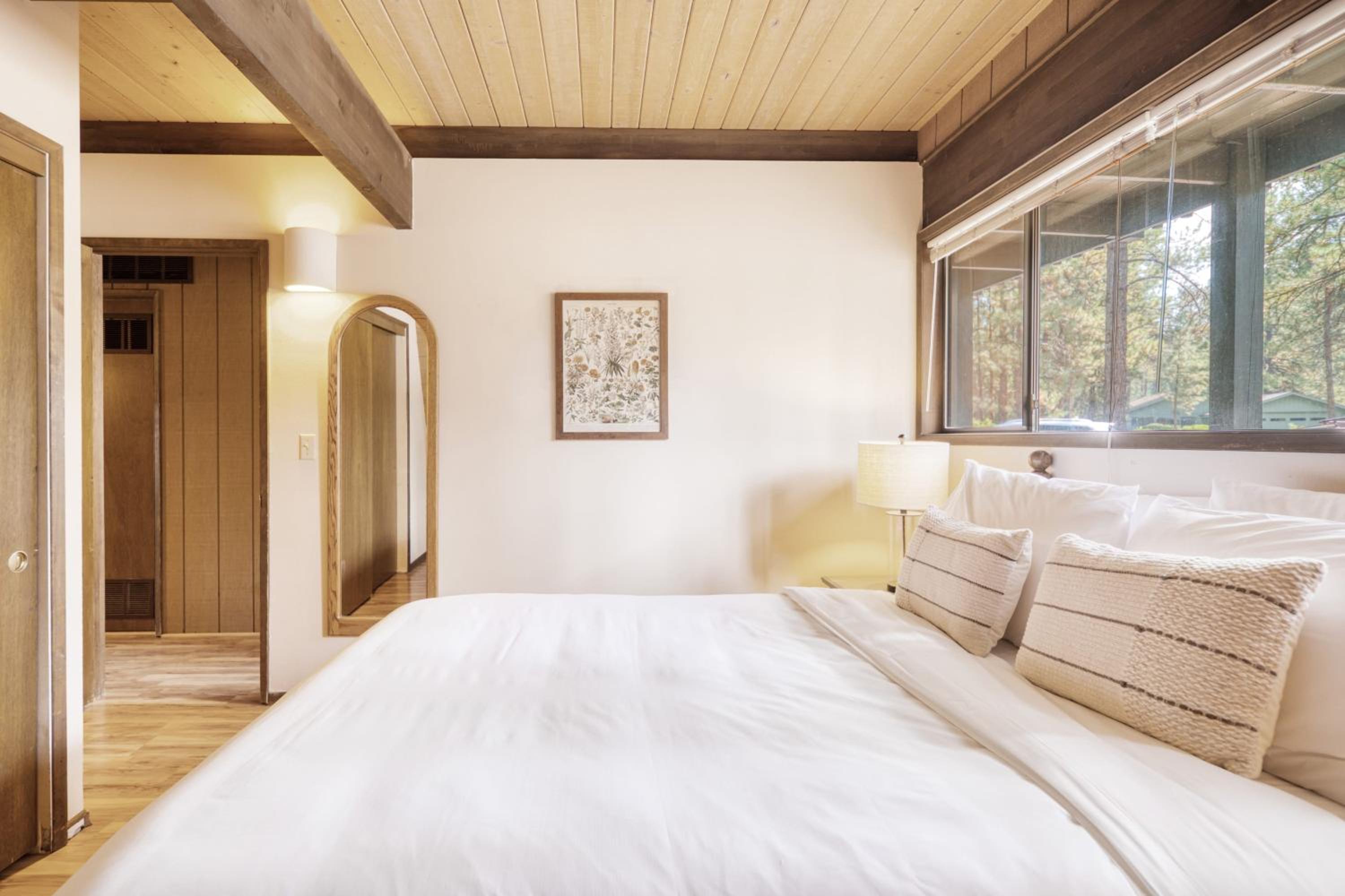 Alder by AvantStay Moody Retreat: Patio Hot Tub in Sunriver
