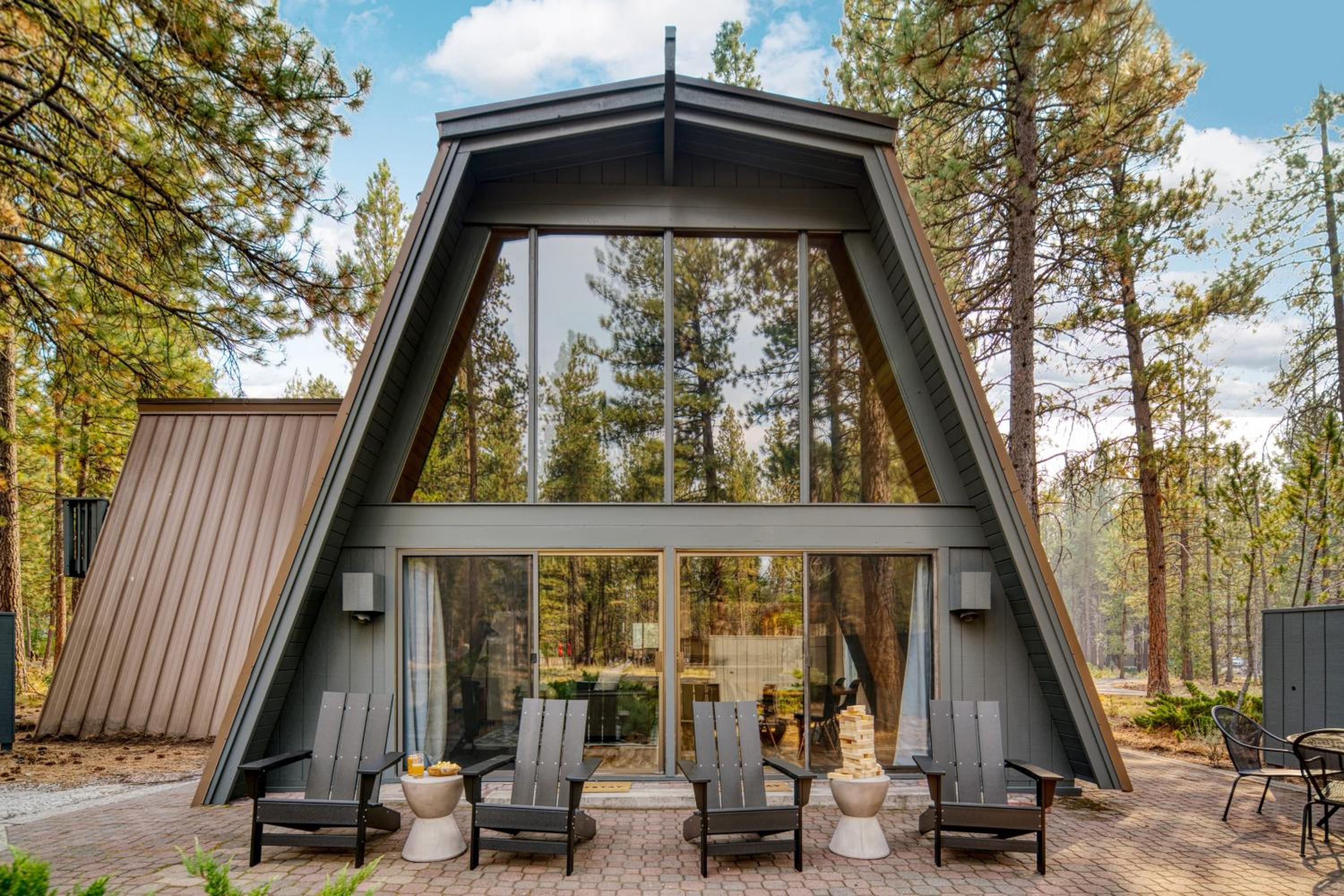 Alder by AvantStay Moody Retreat: Patio Hot Tub in Sunriver