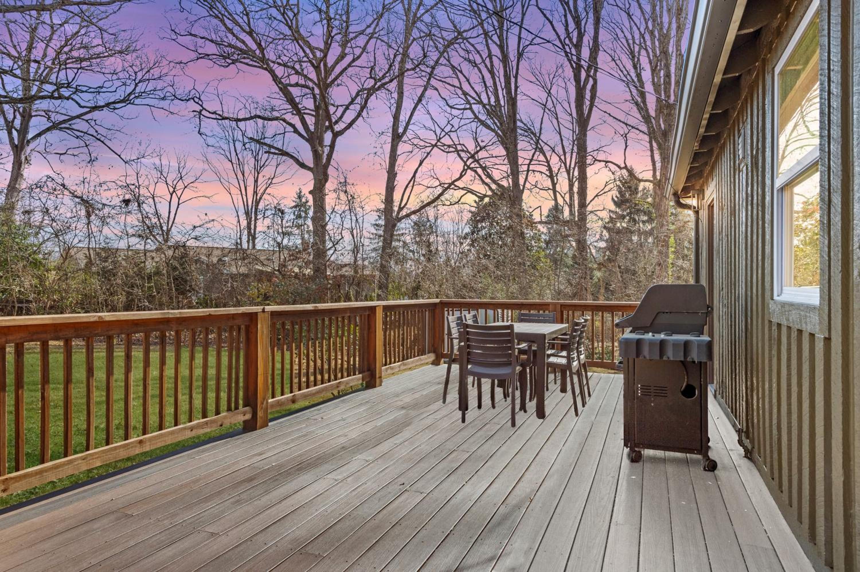 Sage Lodge by AvantStay 15 Min to Downtown Deck