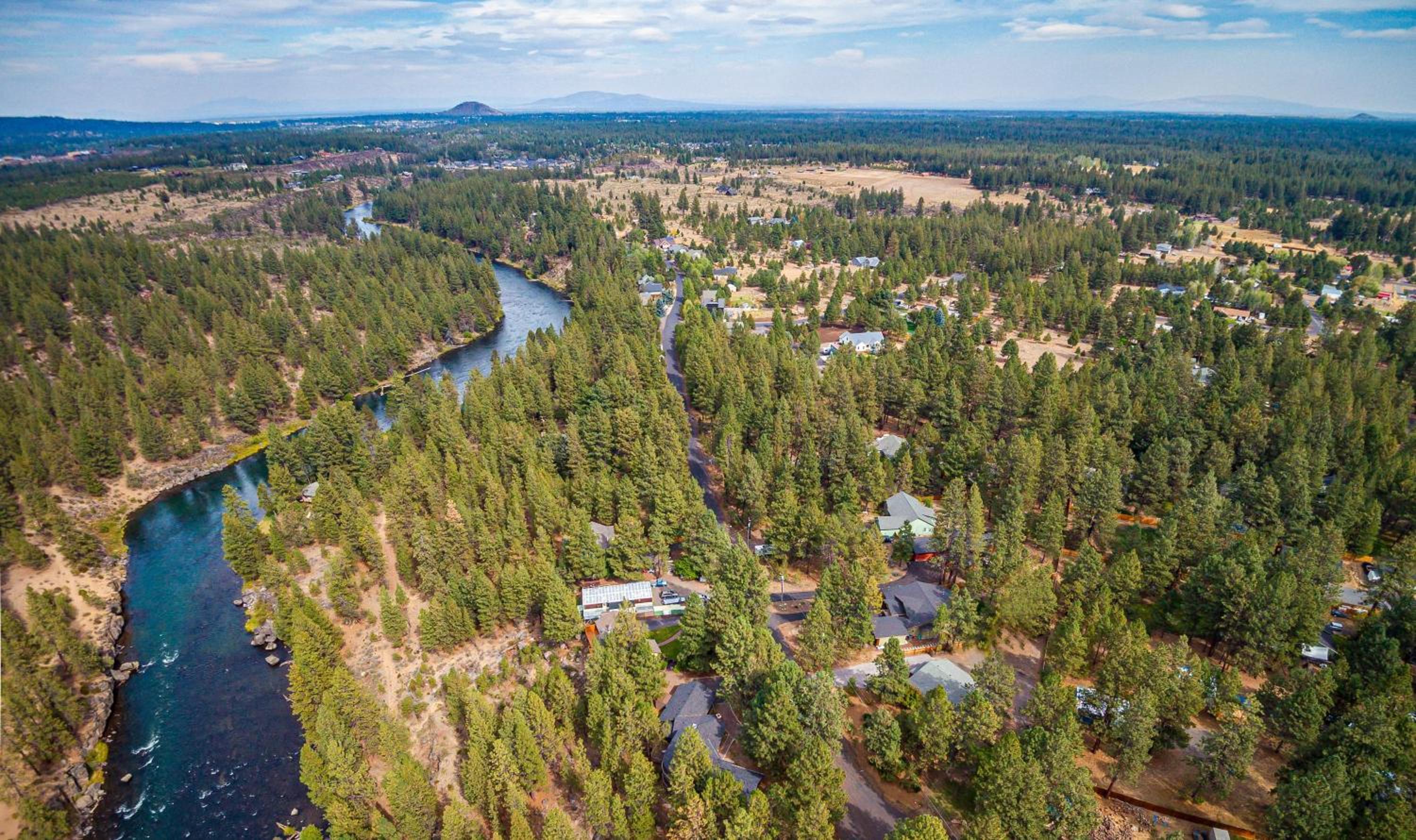Quiet River Bend Cabin by AvantStay 35 Mins to Mt Bachelor 10 Mins to Town Centre Hot Tub