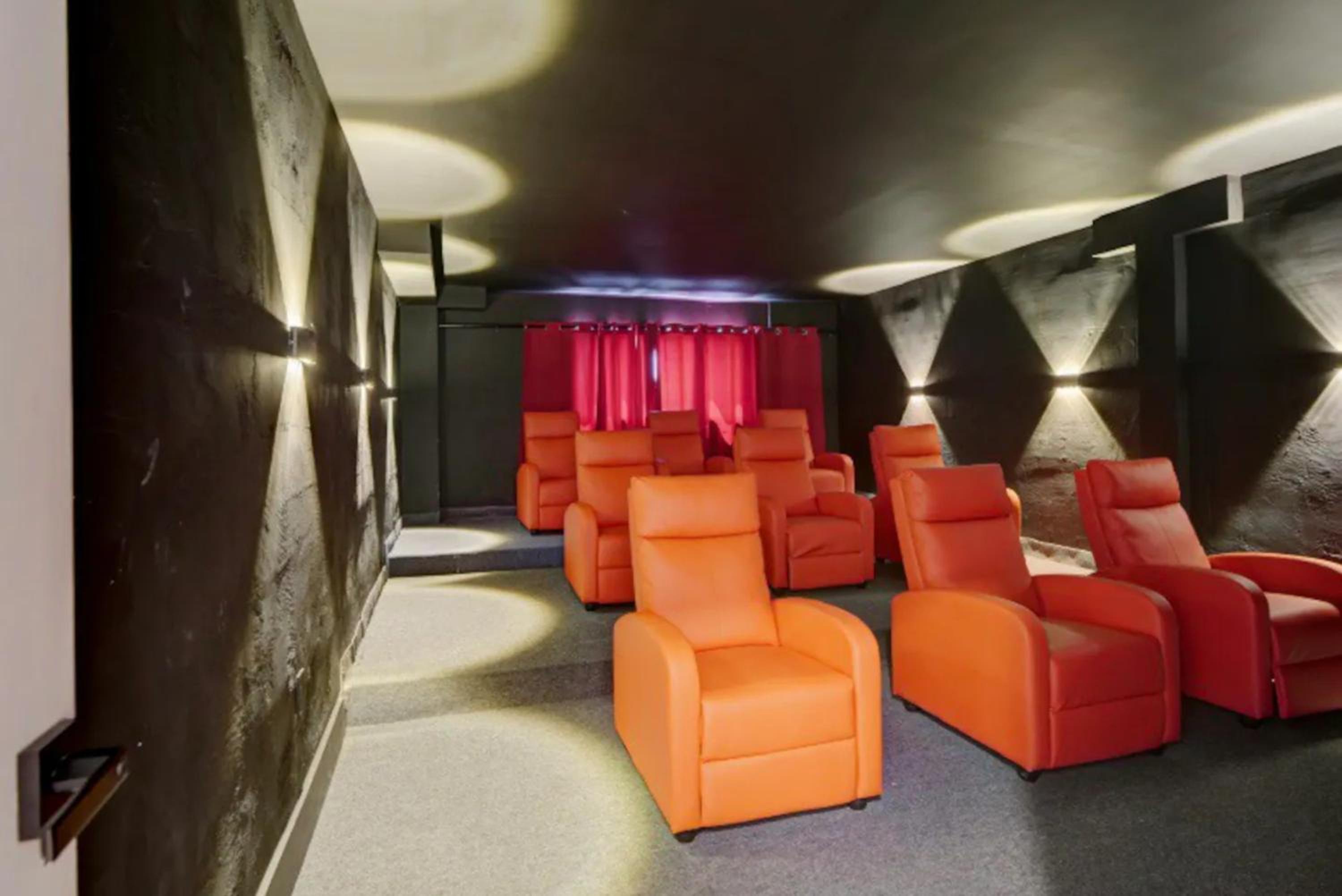 Club House 305 w PRIVATE NIGHTCLUB, Cinema, Game Room, Gym & Pool