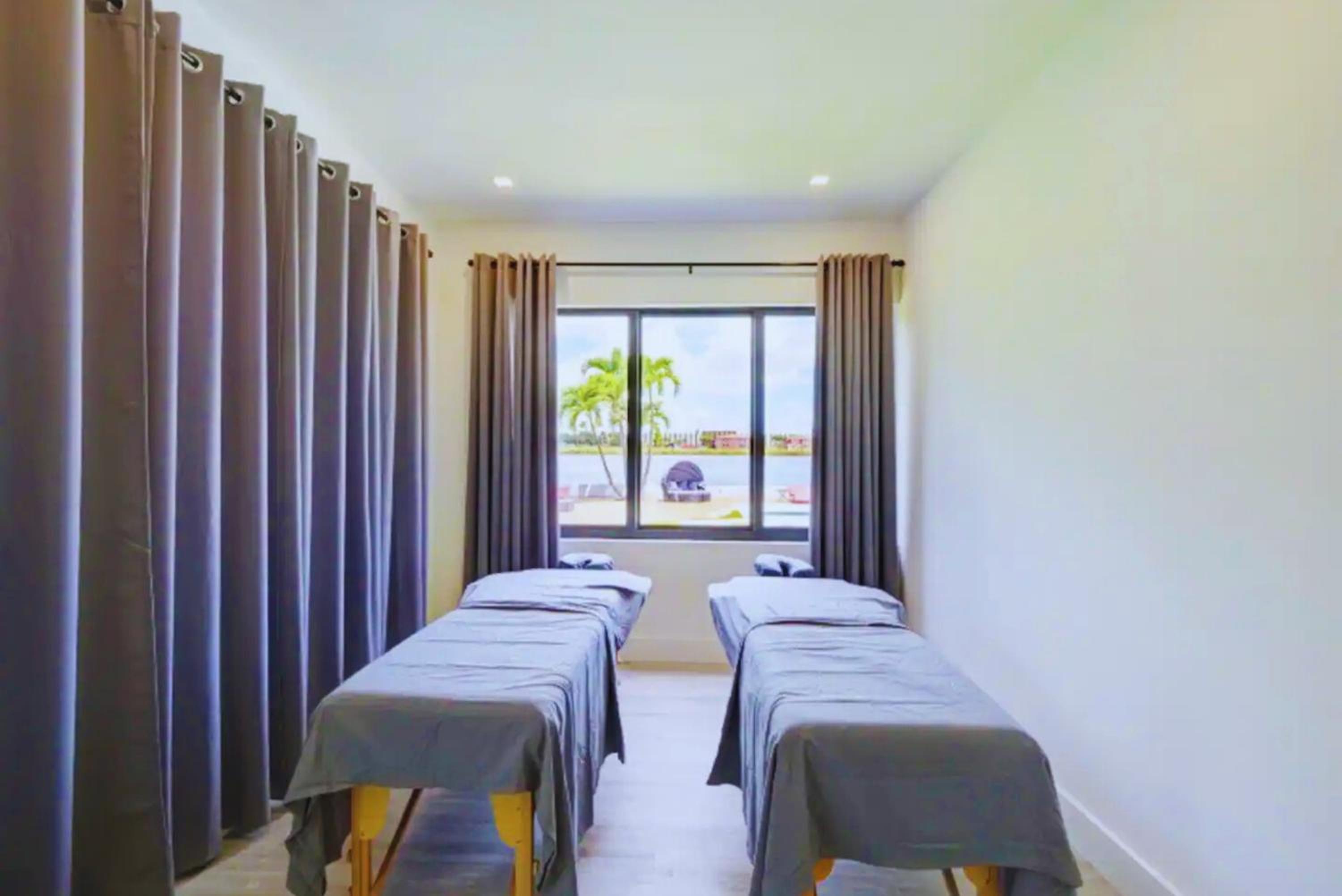 Club House 305 w PRIVATE NIGHTCLUB, Cinema, Game Room, Gym & Pool