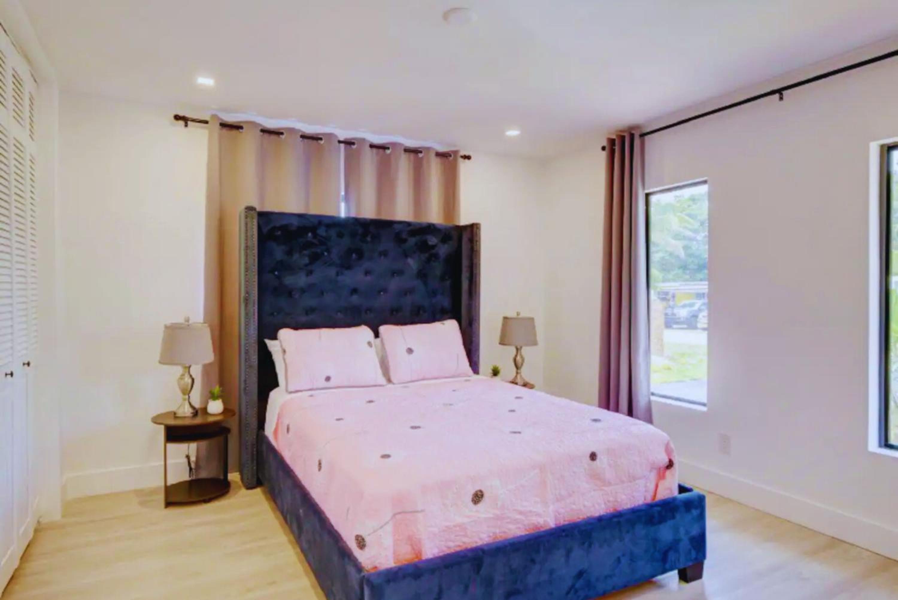 Club House 305 w PRIVATE NIGHTCLUB, Cinema, Game Room, Gym & Pool