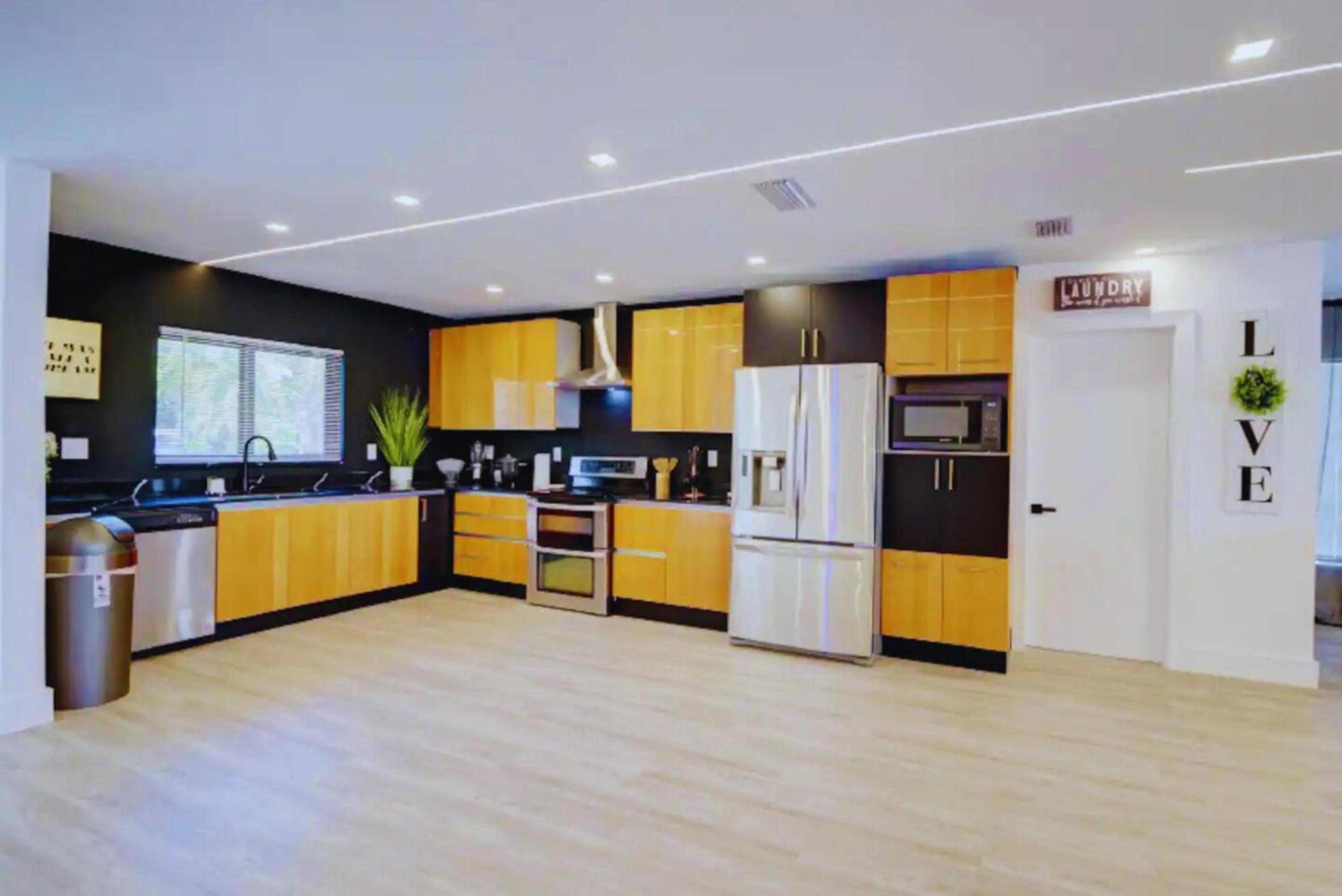 Club House 305 w PRIVATE NIGHTCLUB, Cinema, Game Room, Gym & Pool