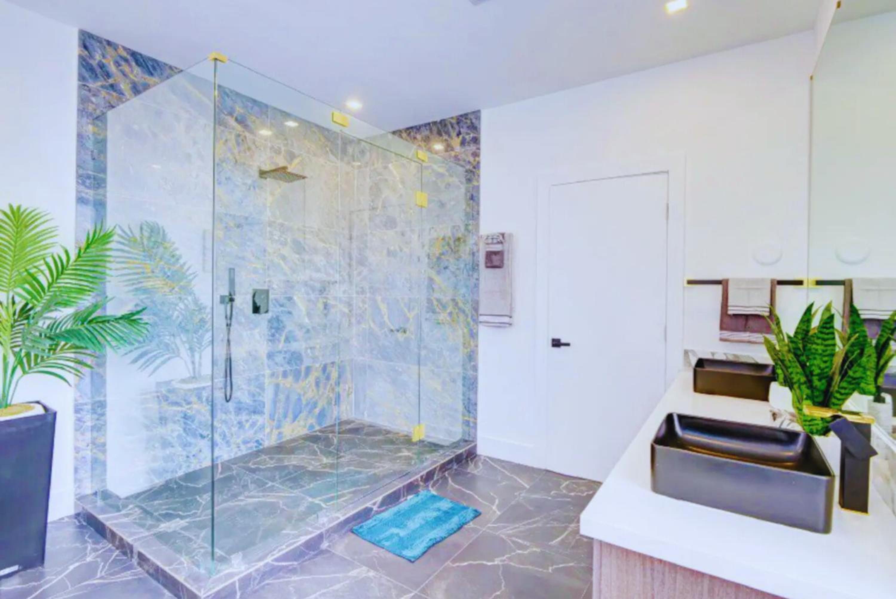 Club House 305 w PRIVATE NIGHTCLUB, Cinema, Game Room, Gym & Pool