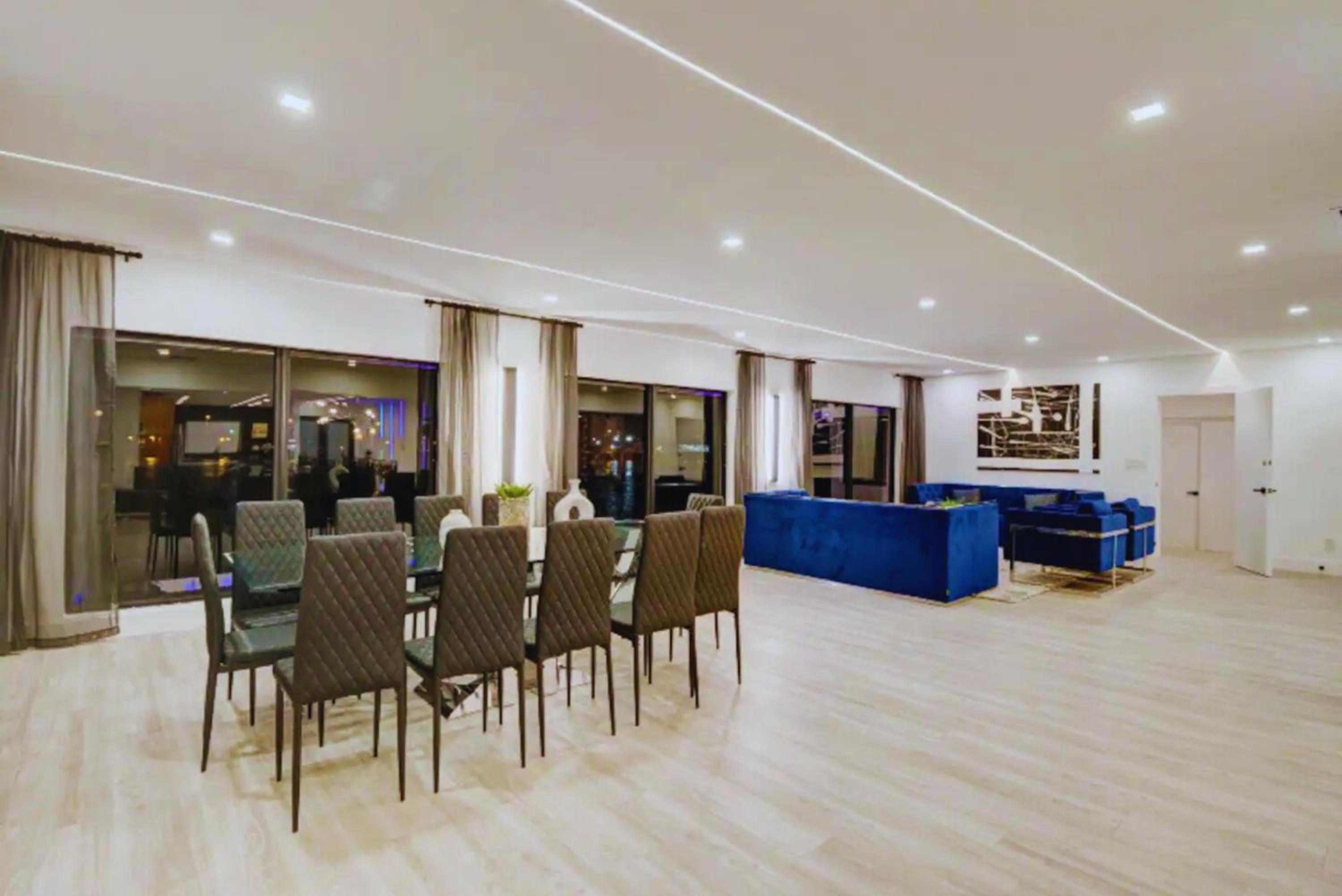 Club House 305 w PRIVATE NIGHTCLUB, Cinema, Game Room, Gym & Pool