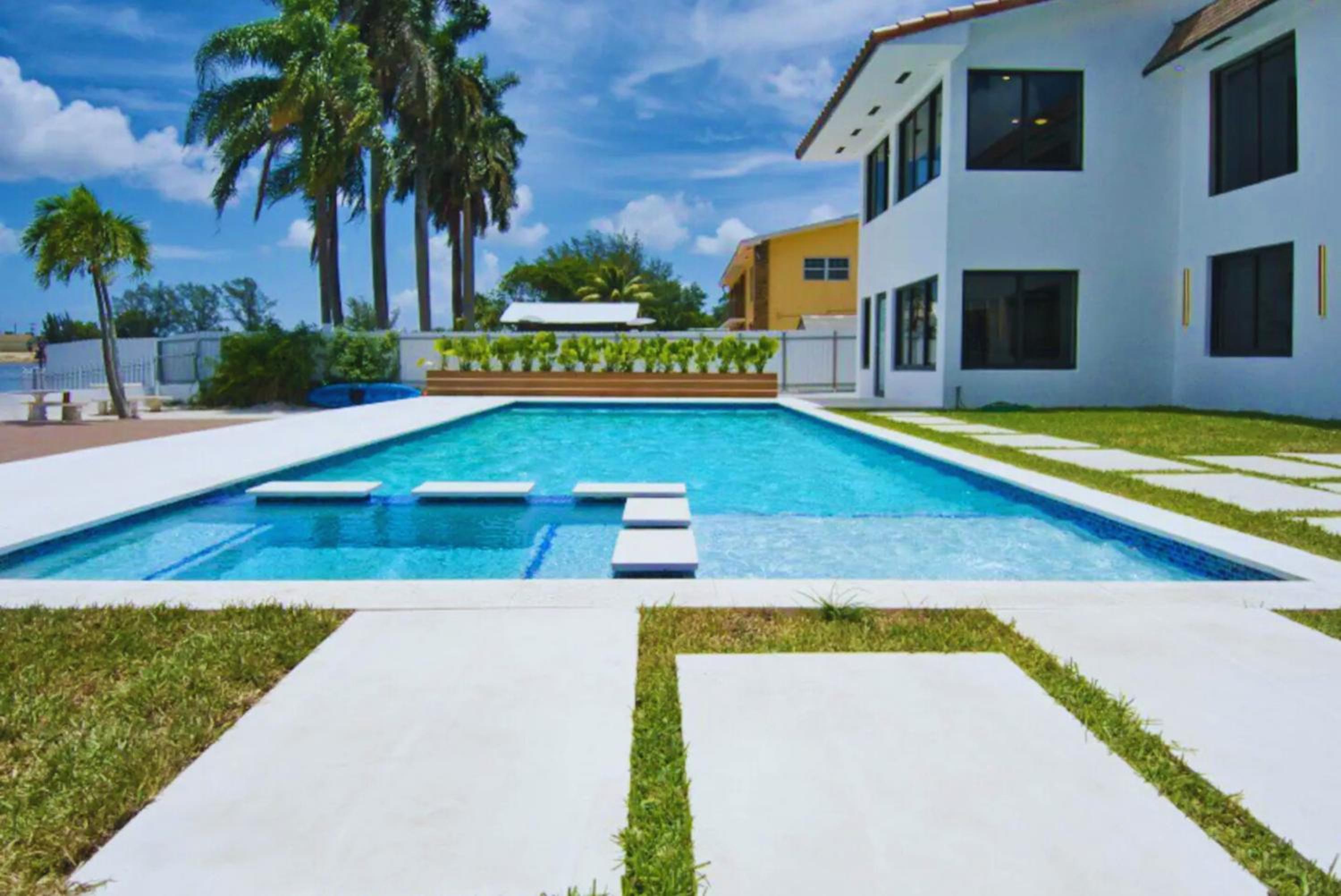 Club House 305 w PRIVATE NIGHTCLUB, Cinema, Game Room, Gym & Pool