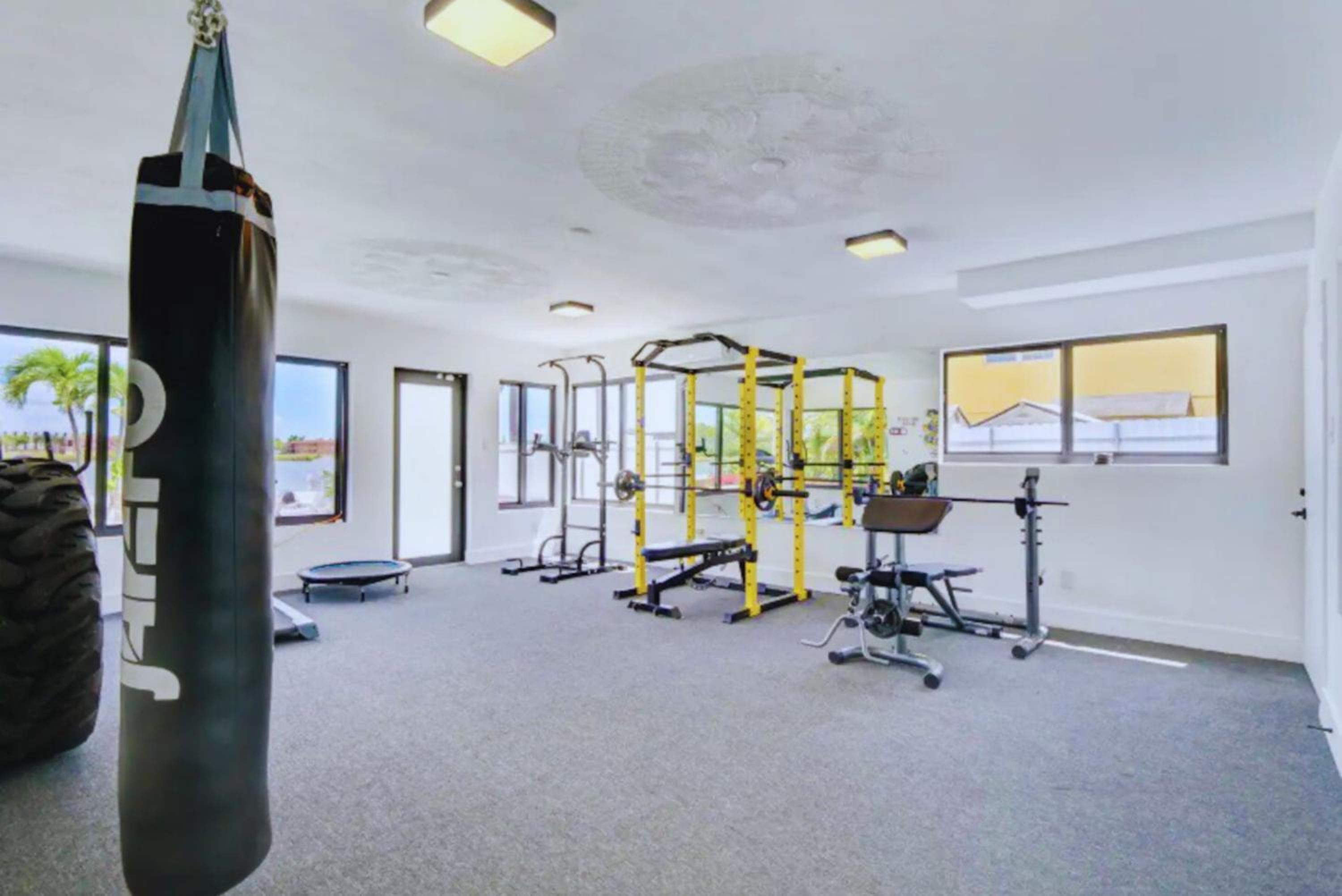 Club House 305 w PRIVATE NIGHTCLUB, Cinema, Game Room, Gym & Pool