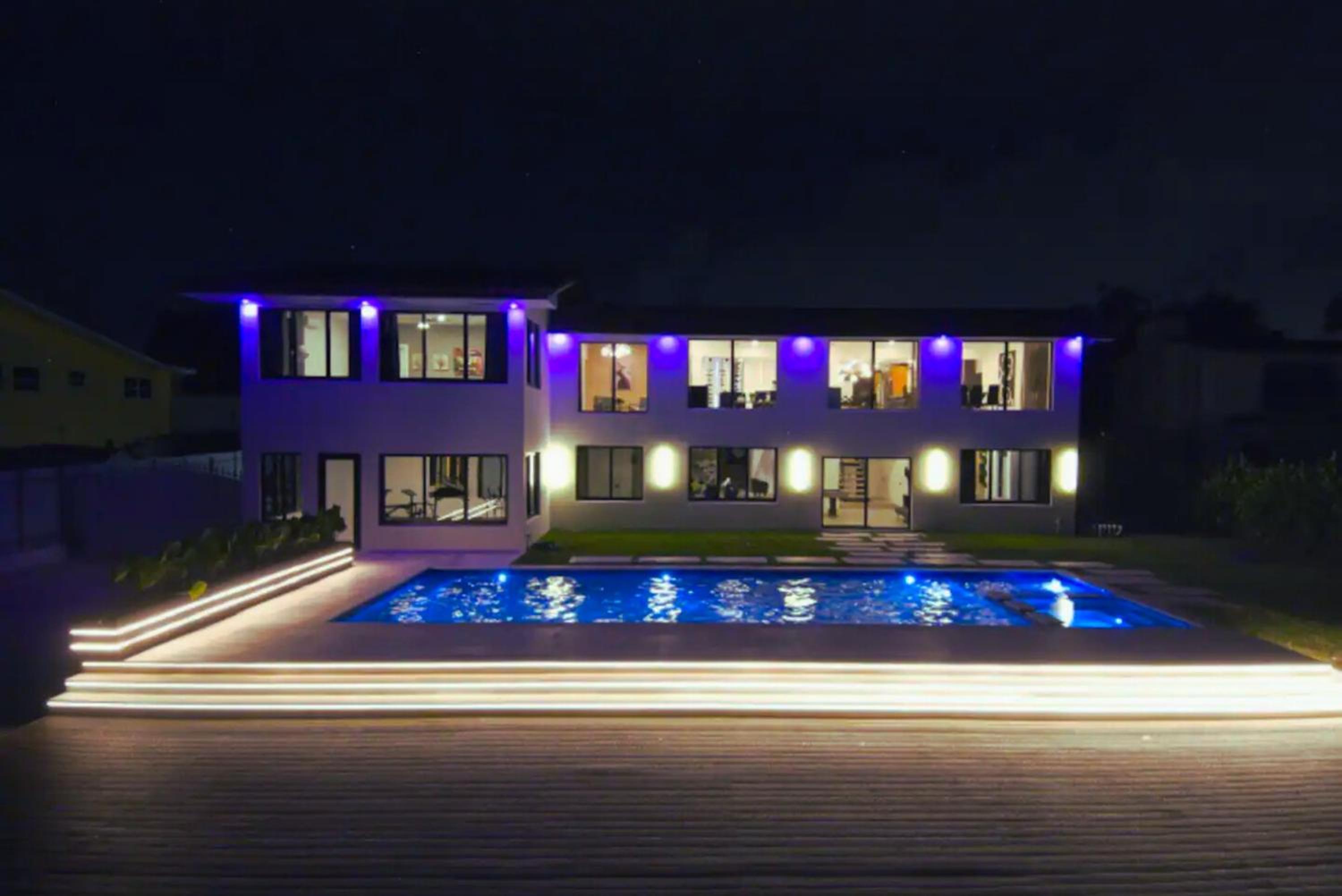 Club House 305 w PRIVATE NIGHTCLUB, Cinema, Game Room, Gym & Pool