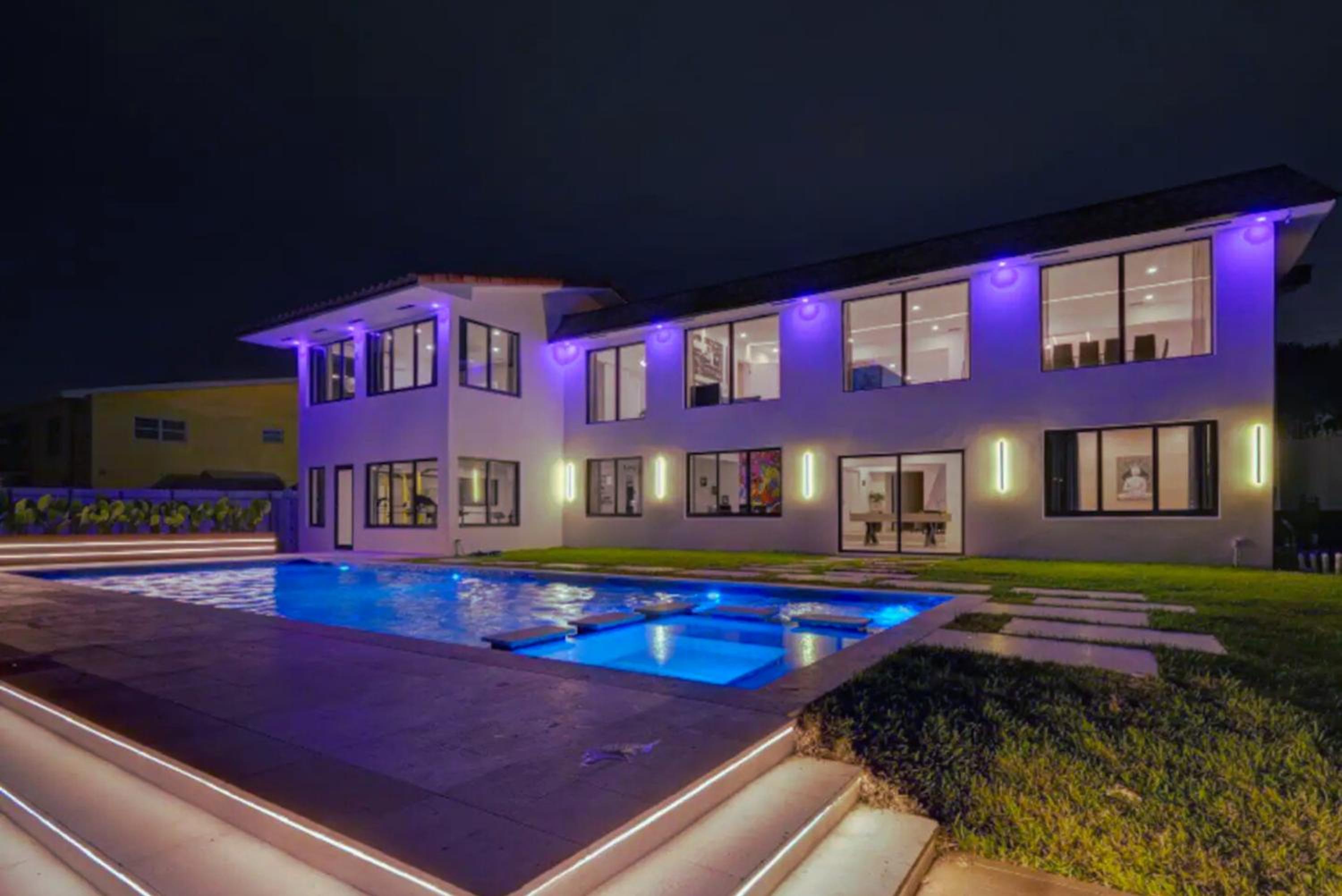 Club House 305 w PRIVATE NIGHTCLUB, Cinema, Game Room, Gym & Pool