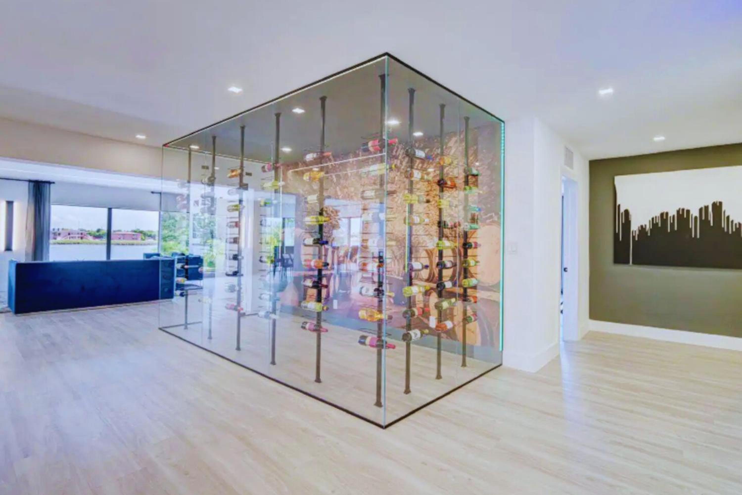 Club House 305 w PRIVATE NIGHTCLUB, Cinema, Game Room, Gym & Pool