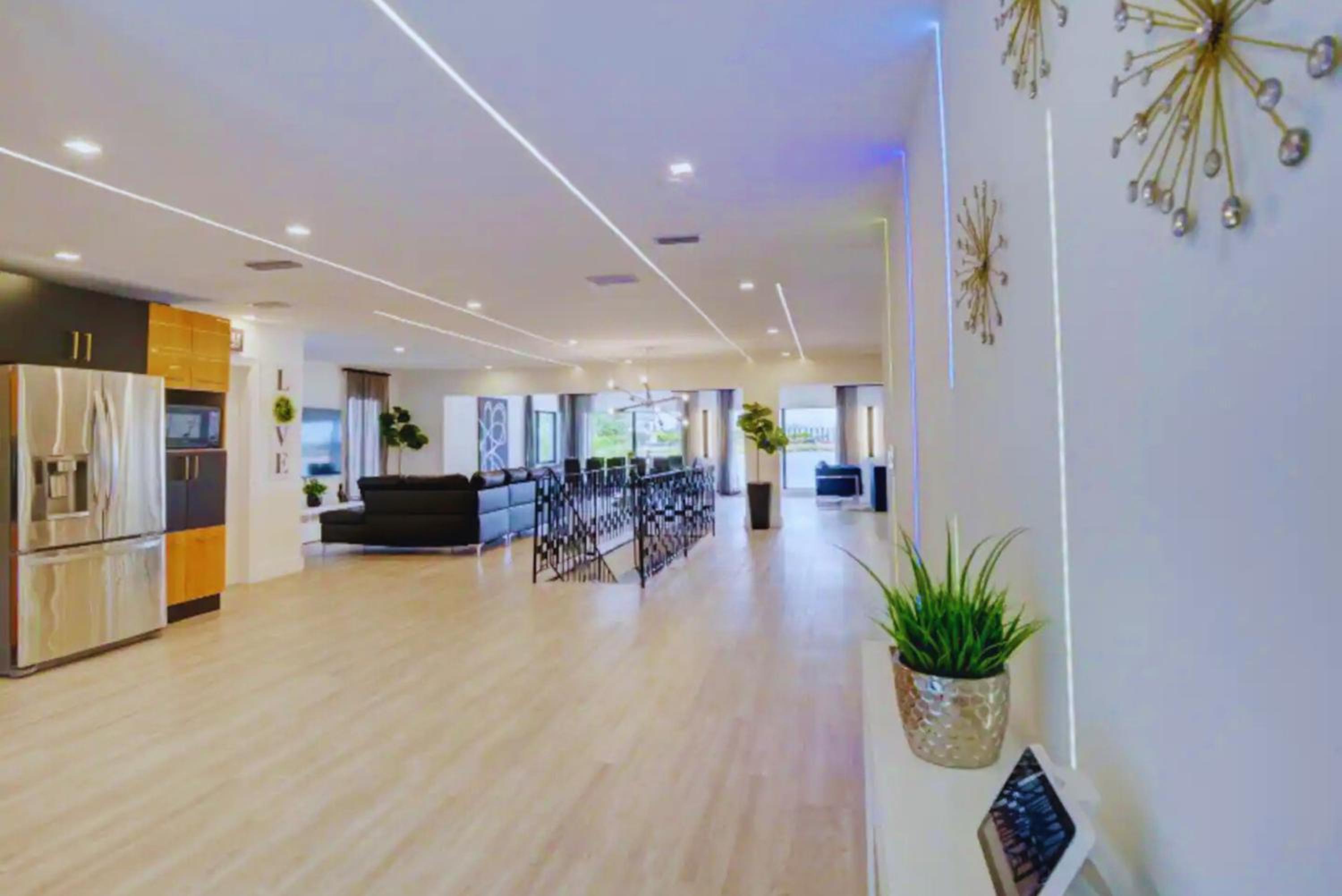 Club House 305 w PRIVATE NIGHTCLUB, Cinema, Game Room, Gym & Pool