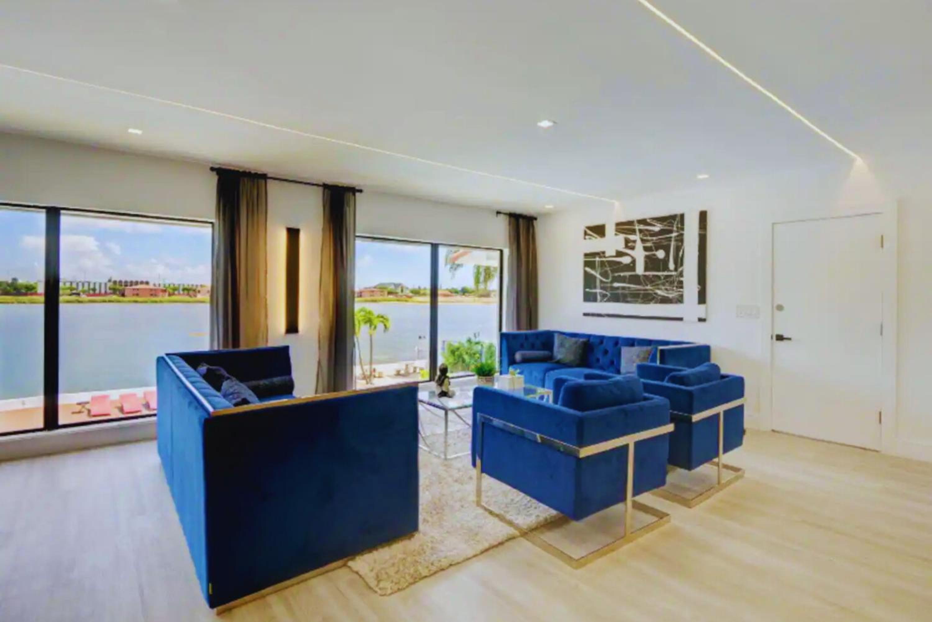 Club House 305 w PRIVATE NIGHTCLUB, Cinema, Game Room, Gym & Pool