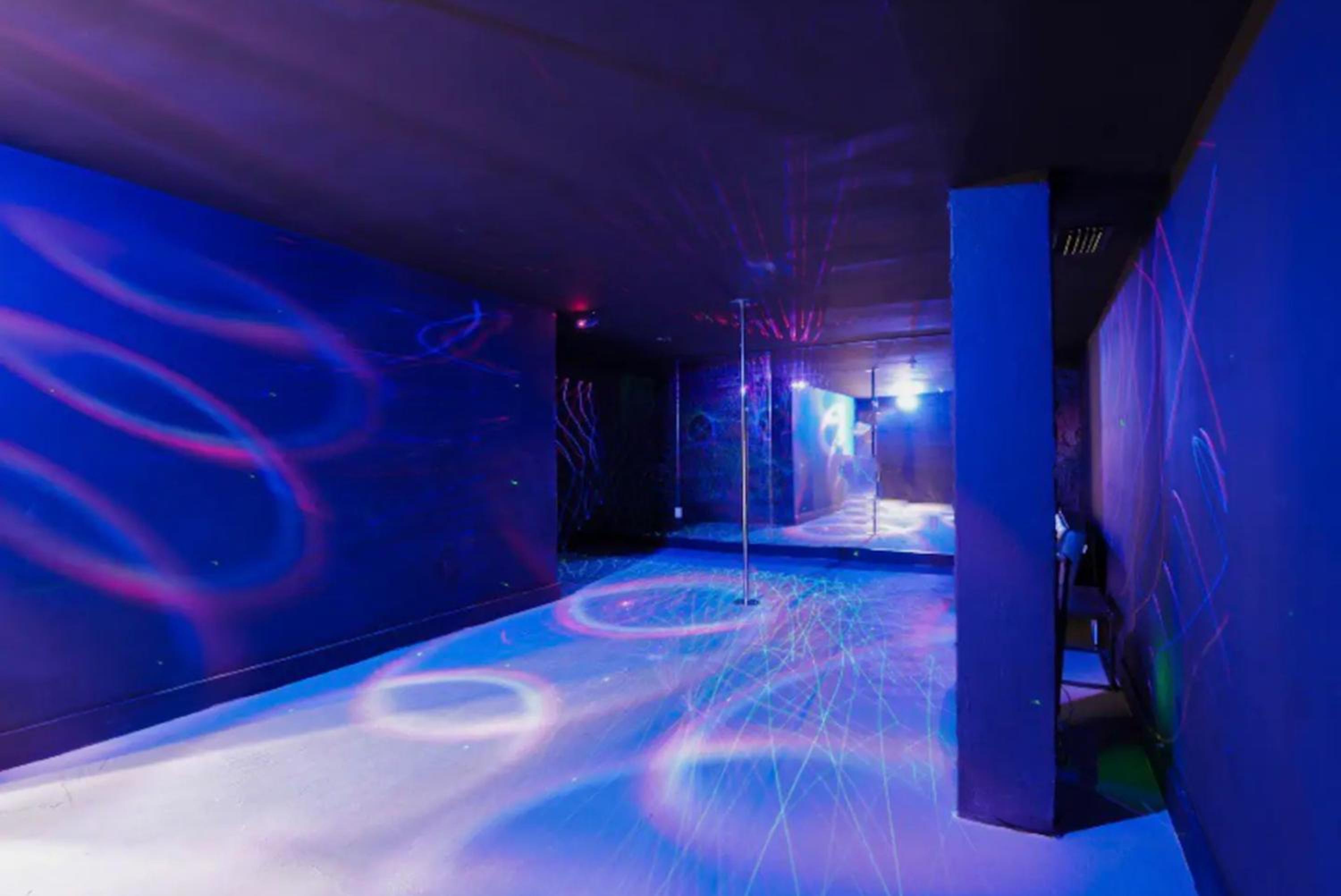Club House 305 w PRIVATE NIGHTCLUB, Cinema, Game Room, Gym & Pool