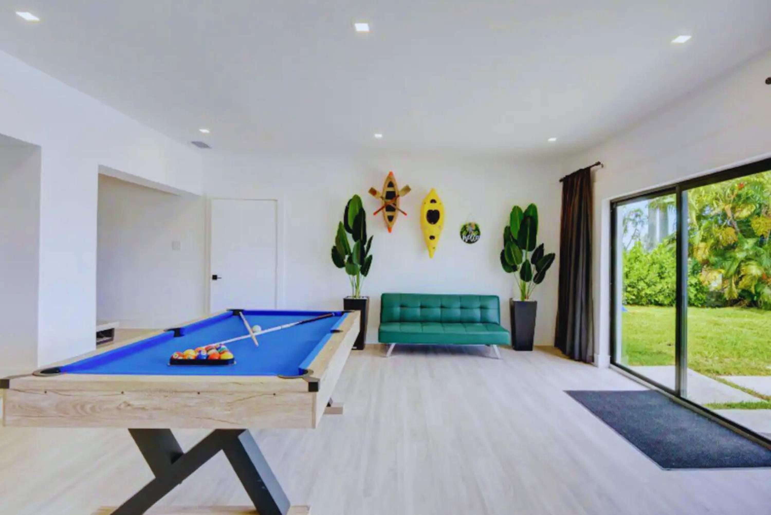 Club House 305 w PRIVATE NIGHTCLUB, Cinema, Game Room, Gym & Pool