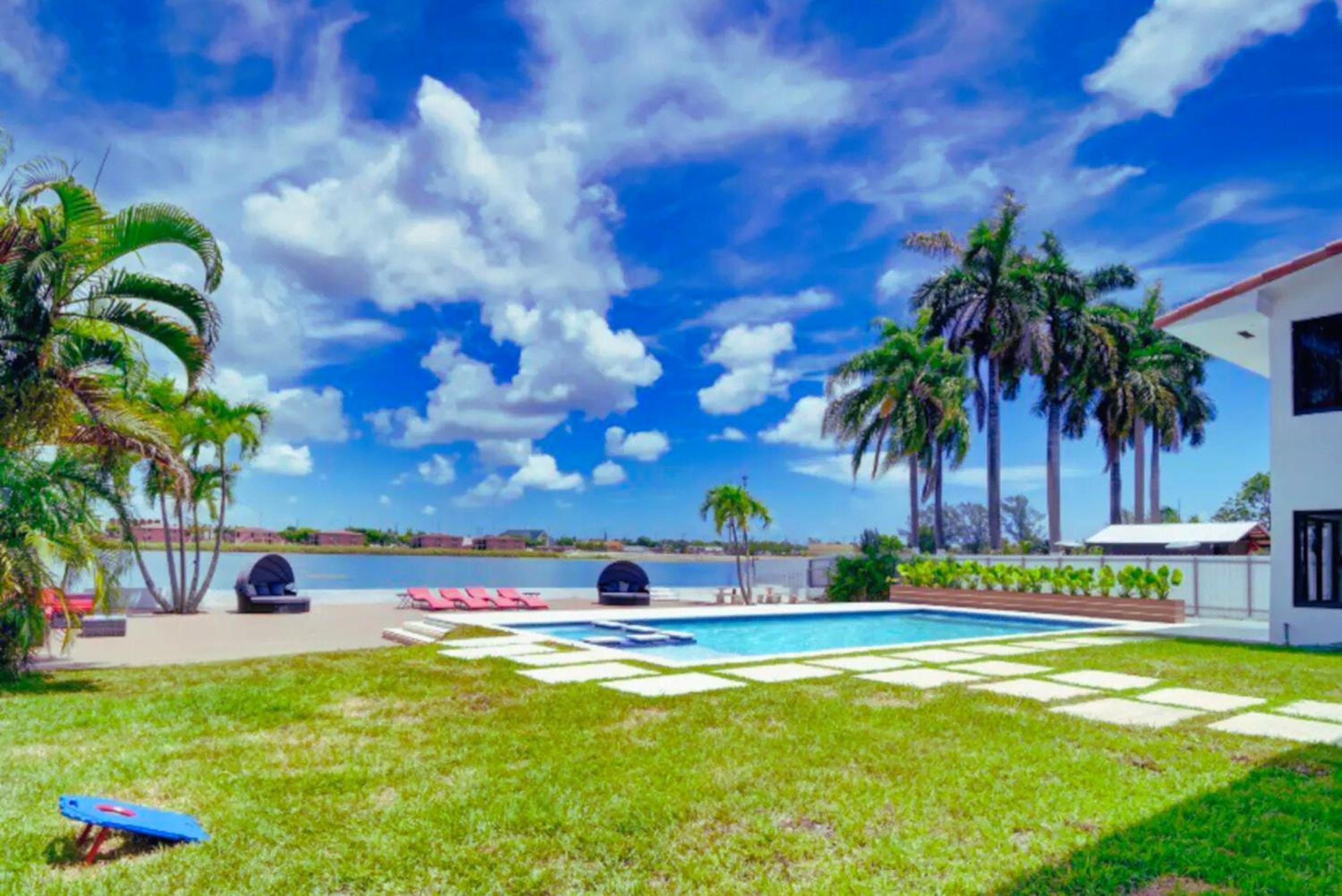 Club House 305 w PRIVATE NIGHTCLUB, Cinema, Game Room, Gym & Pool