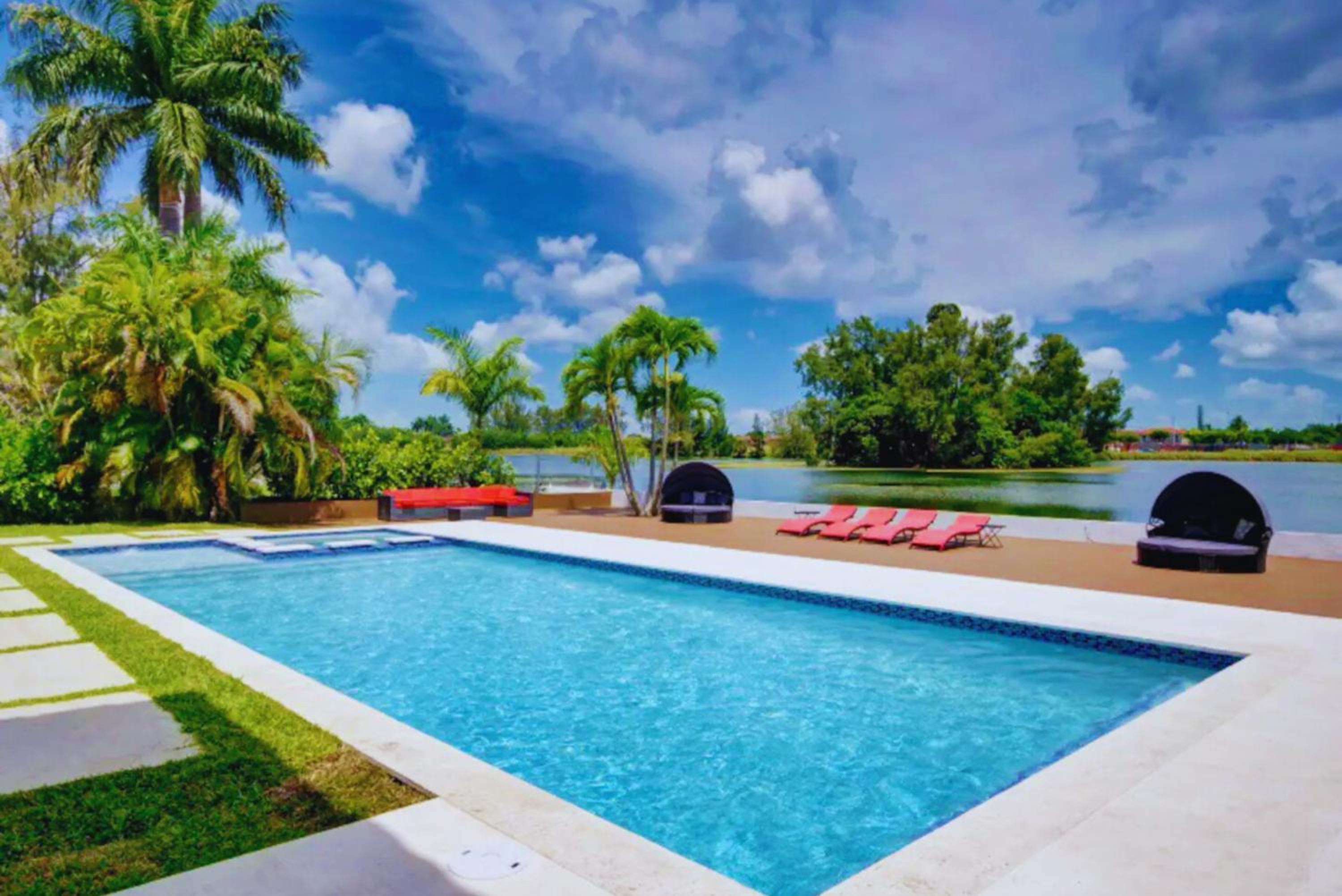 Club House 305 w PRIVATE NIGHTCLUB, Cinema, Game Room, Gym & Pool