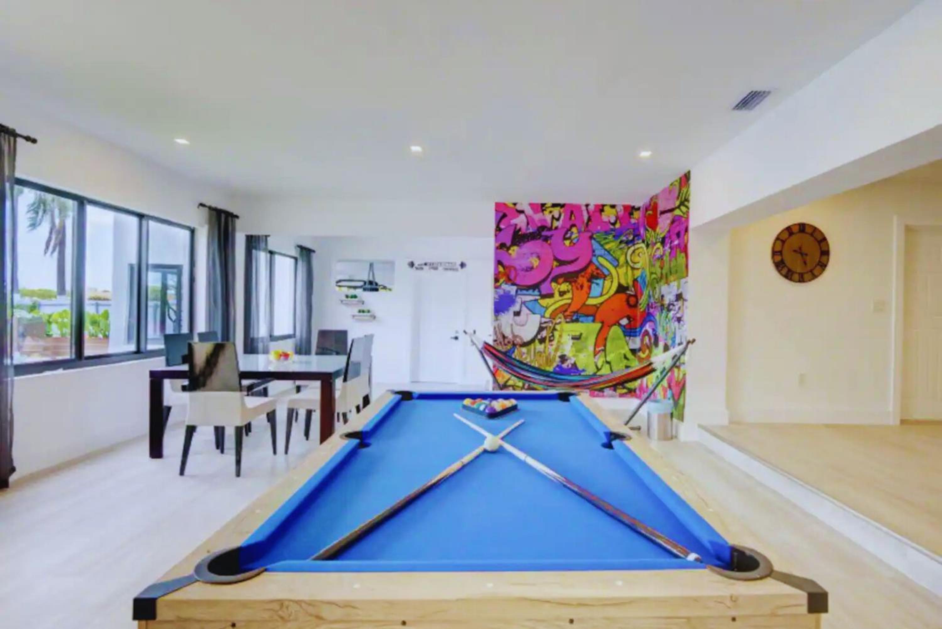 Club House 305 w PRIVATE NIGHTCLUB, Cinema, Game Room, Gym & Pool
