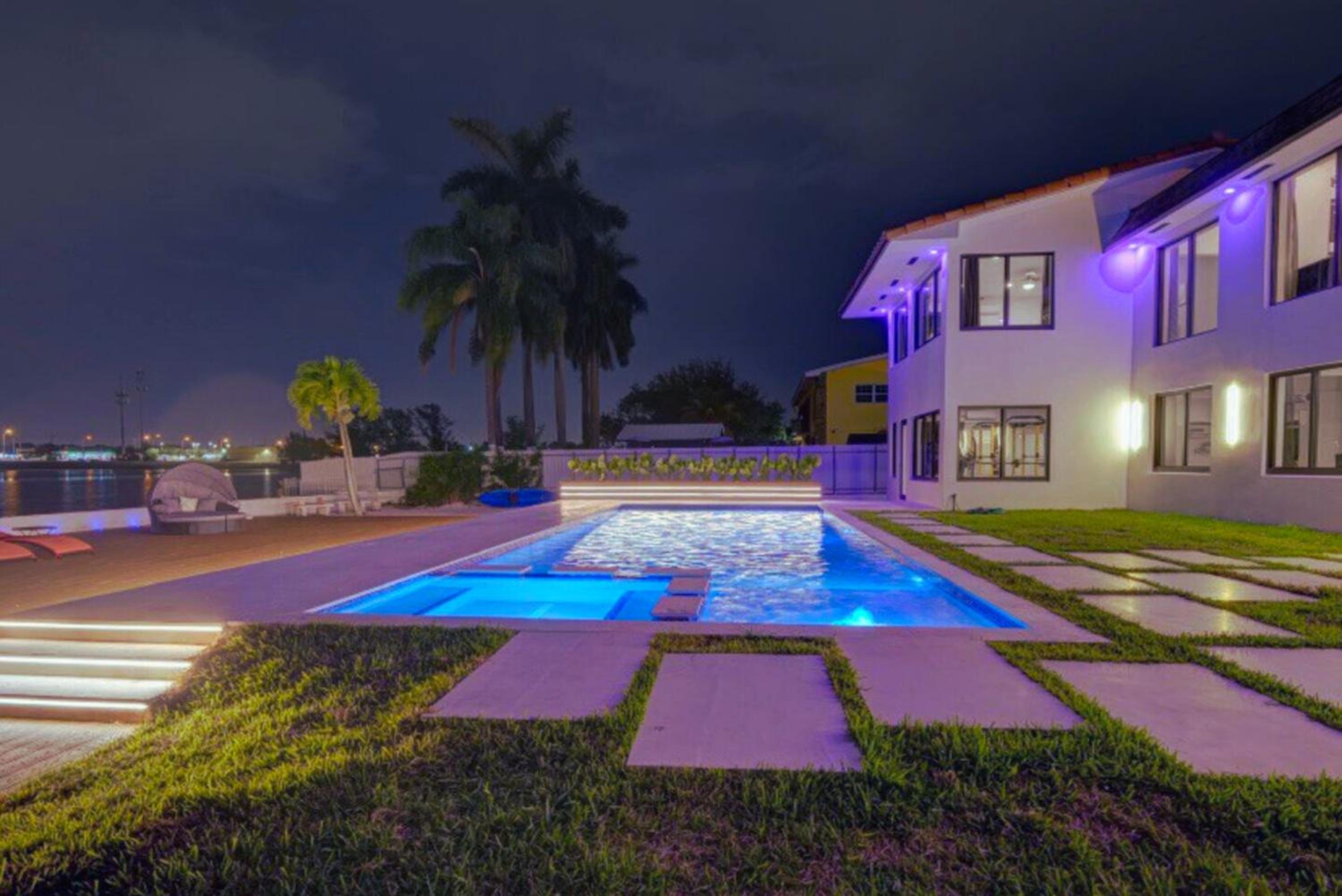 Club House 305 w PRIVATE NIGHTCLUB, Cinema, Game Room, Gym & Pool