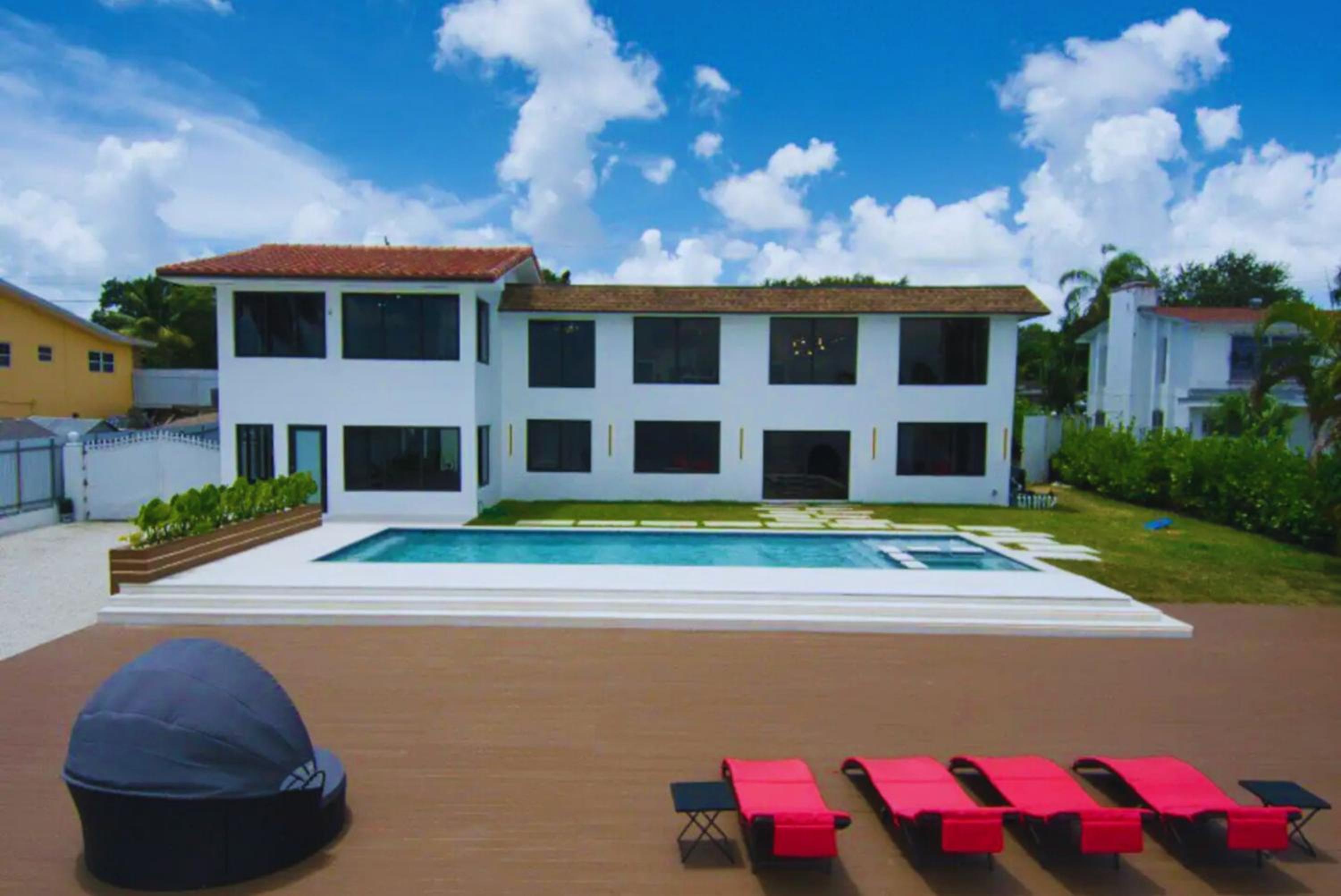 Club House 305 w PRIVATE NIGHTCLUB, Cinema, Game Room, Gym & Pool