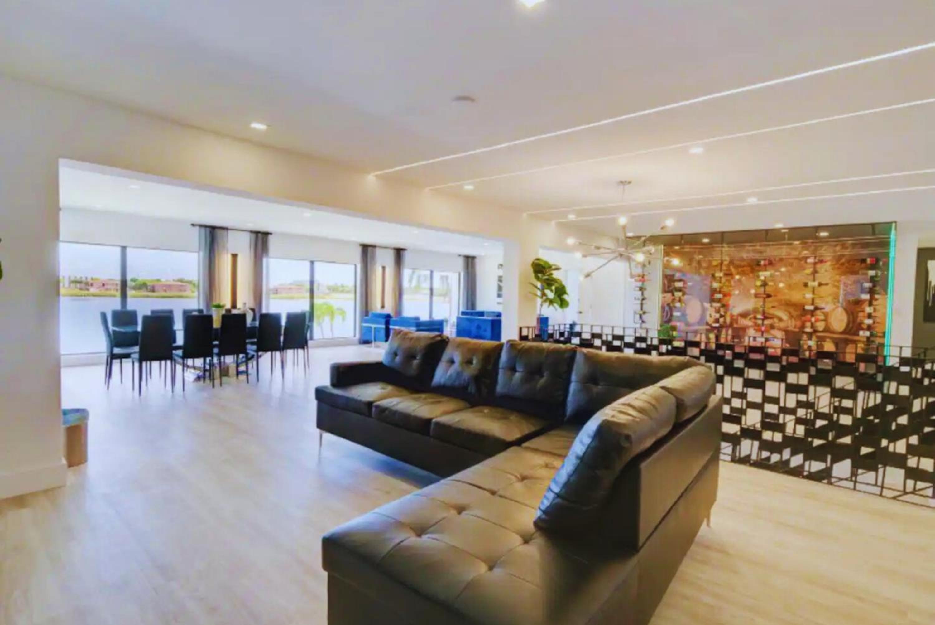 Club House 305 w PRIVATE NIGHTCLUB, Cinema, Game Room, Gym & Pool