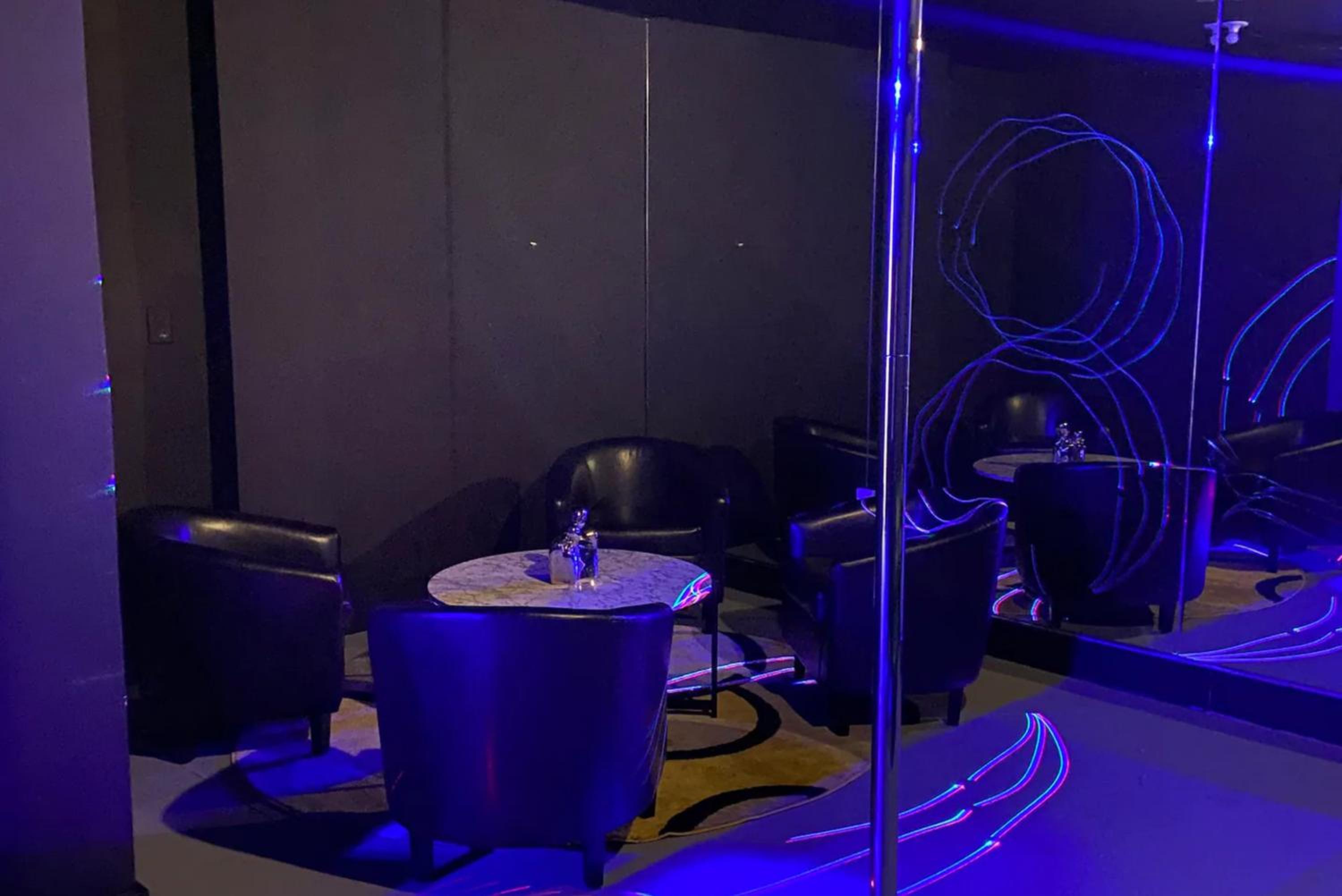 Club House 305 w PRIVATE NIGHTCLUB, Cinema, Game Room, Gym & Pool