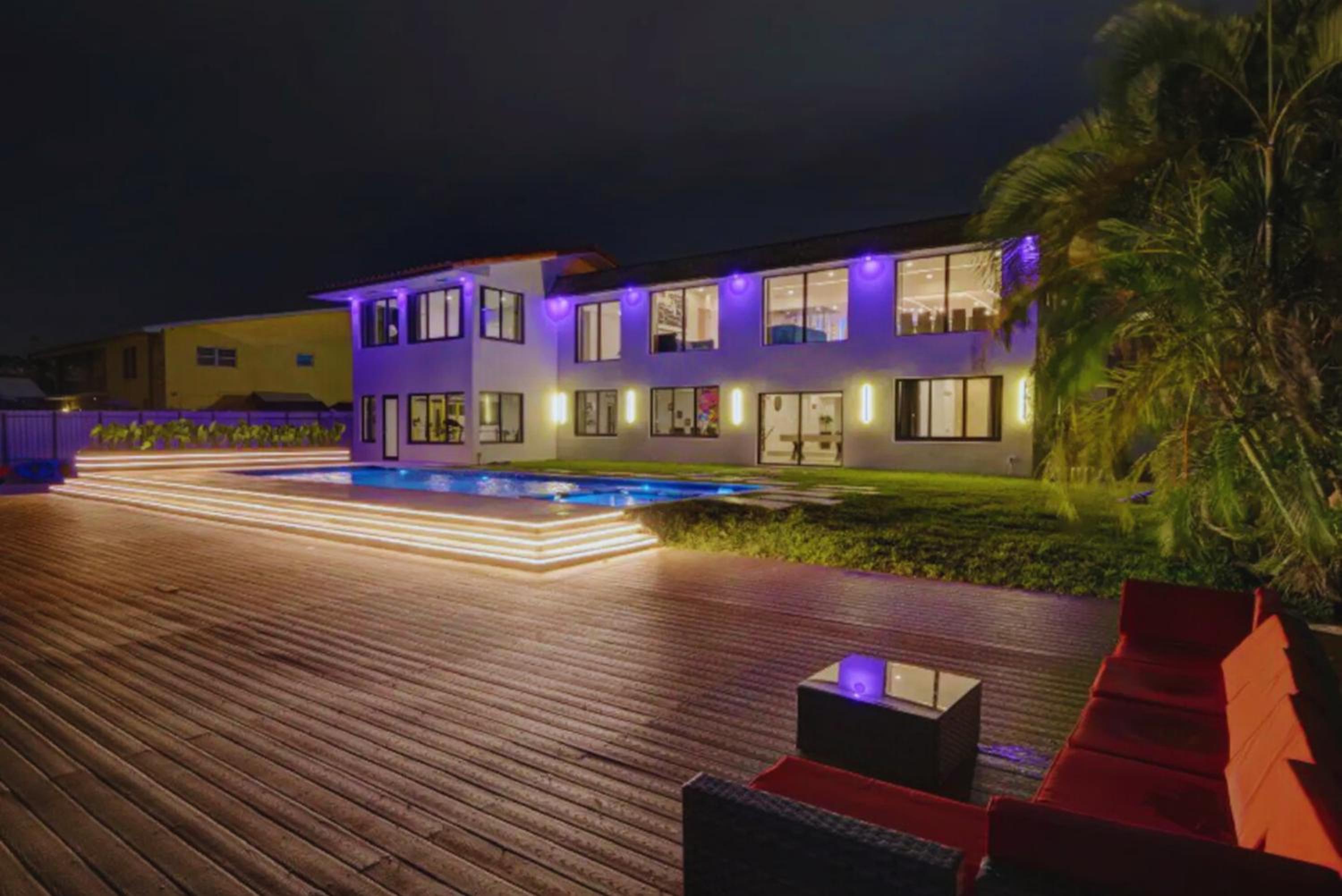 Club House 305 w PRIVATE NIGHTCLUB, Cinema, Game Room, Gym & Pool