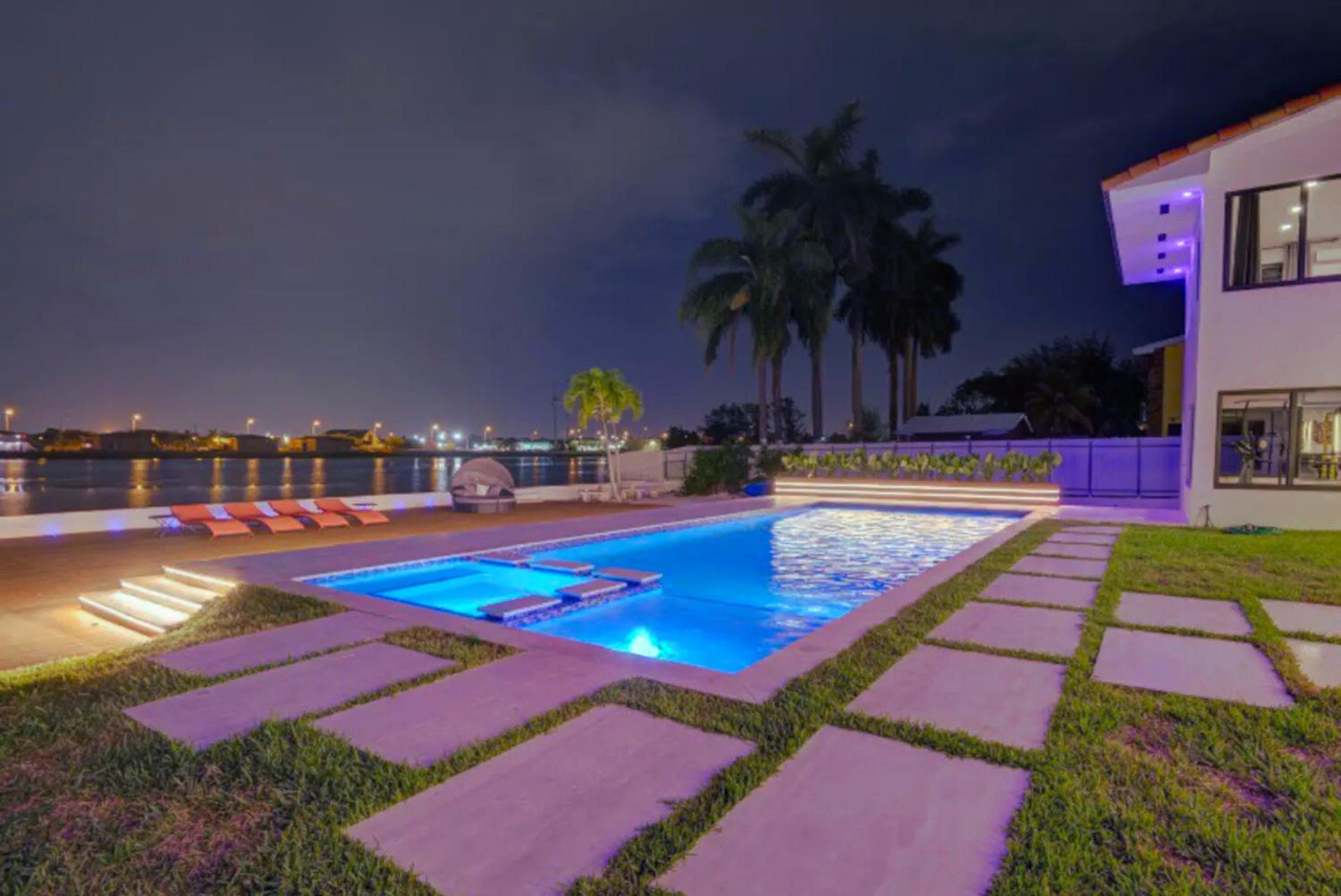 Club House 305 w PRIVATE NIGHTCLUB, Cinema, Game Room, Gym & Pool